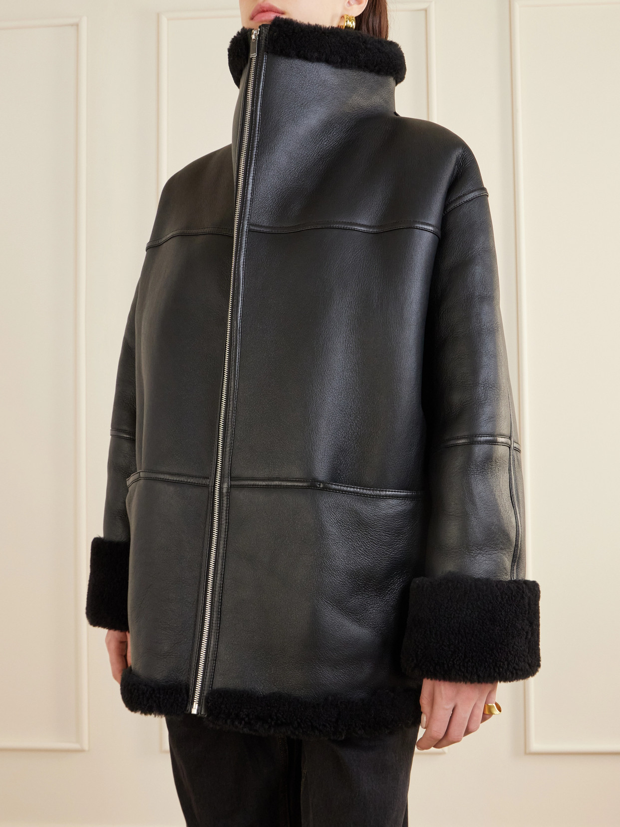 Totême Womens Toteme Signature Relaxed-fit Shearling Jacket In Black