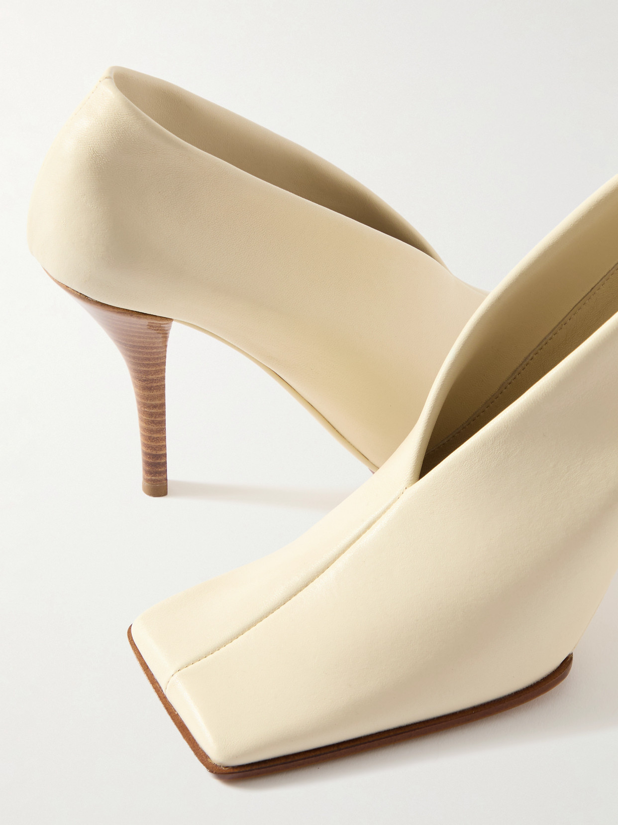 Alaïa Elegant 90mm Pumps In White