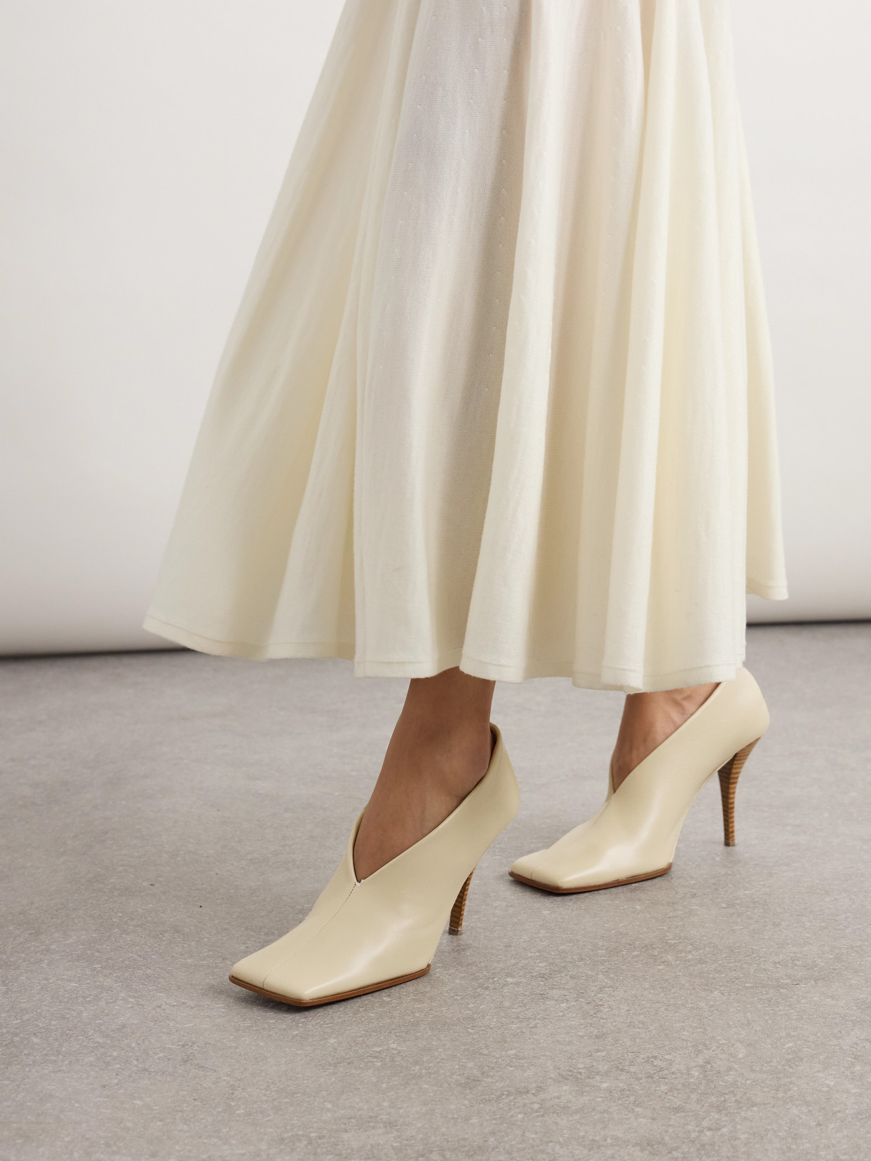 Alaïa Elegant 90mm Pumps In White