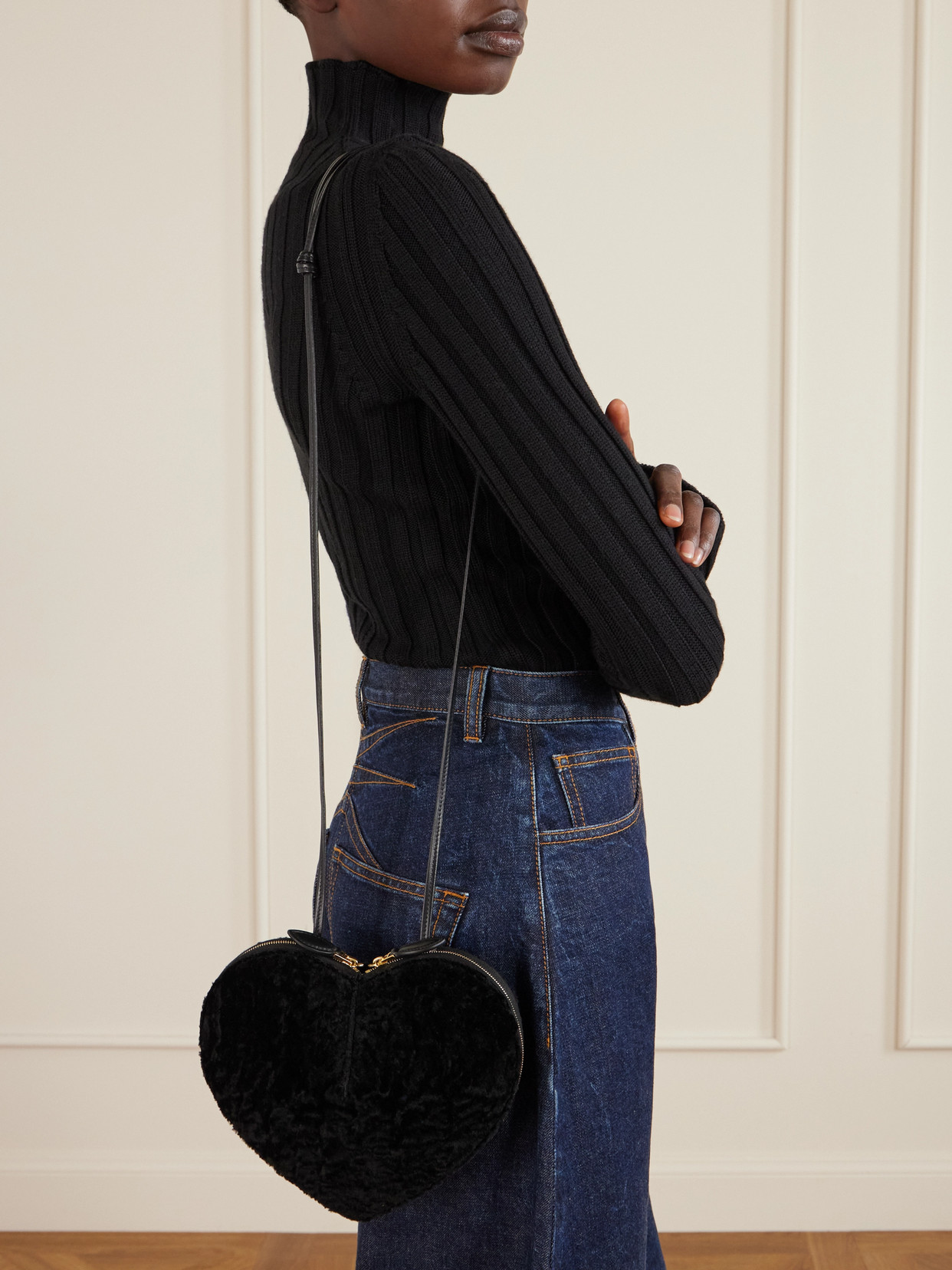 Alaïa Le Coeur Leather-trimmed Shearling Shoulder Bag In Black