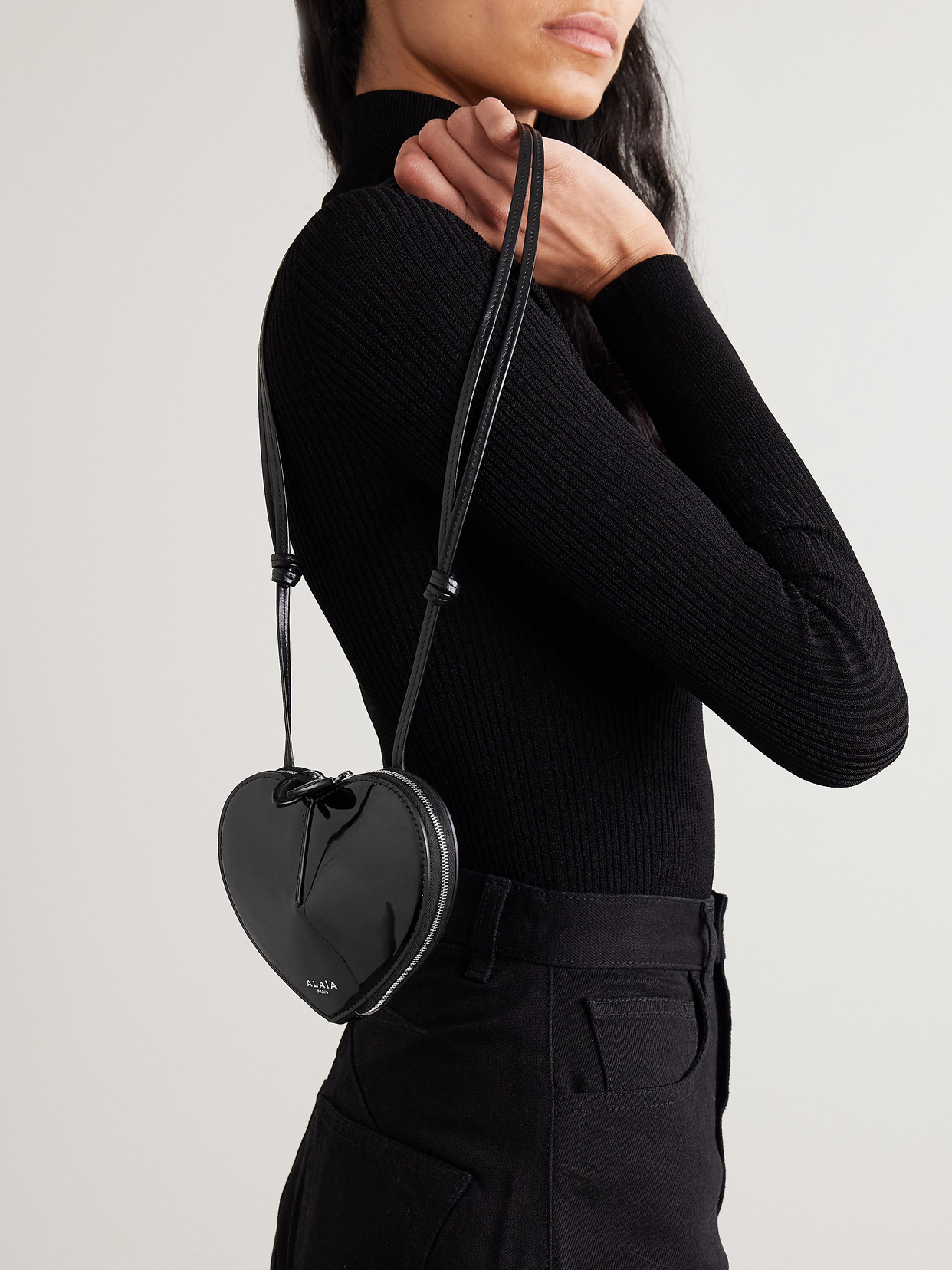 Alaïa Le Coeur Patent-leather Shoulder Bag In Black