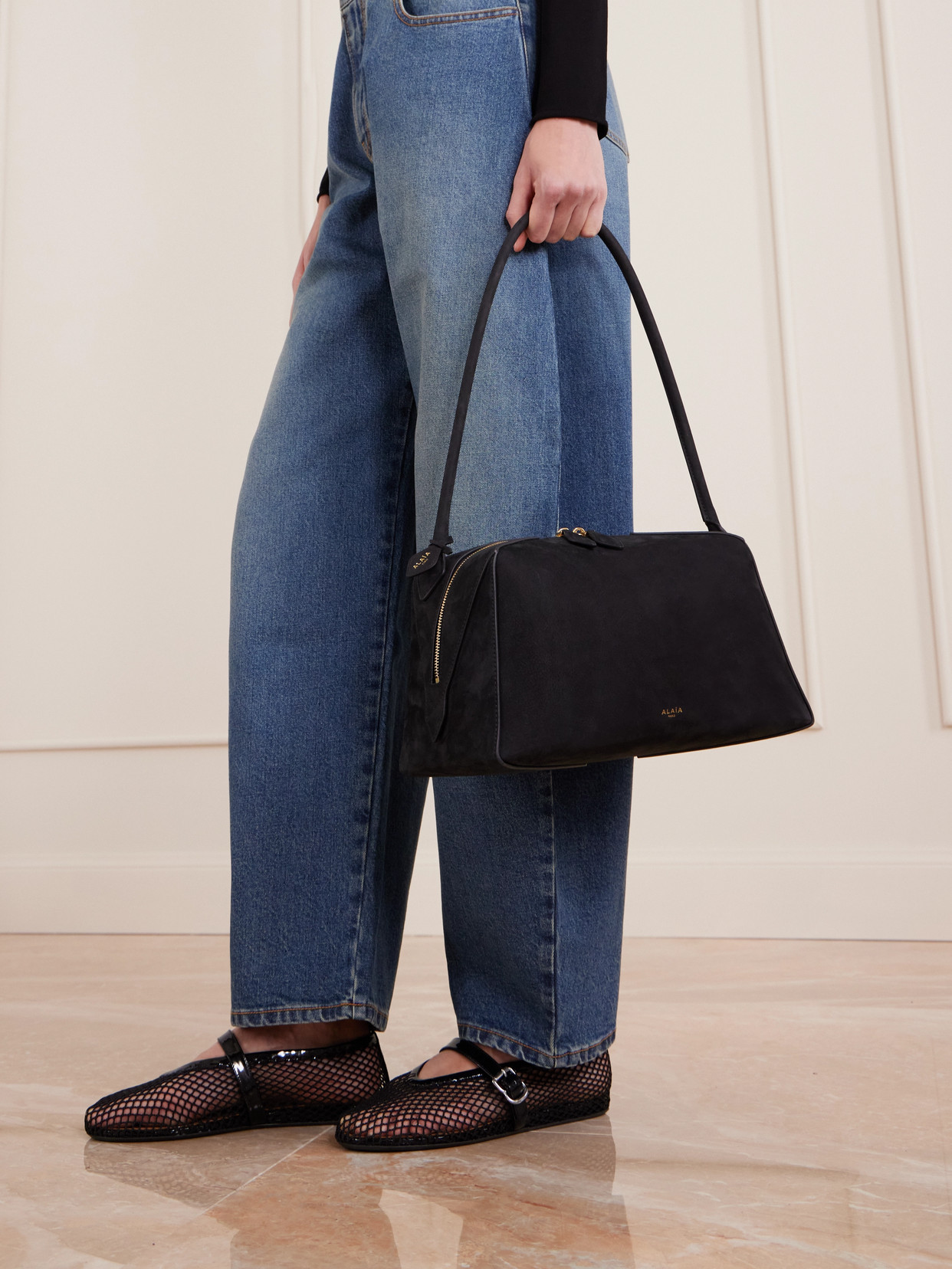 Alaïa Le Bulldog Medium Nubuck Shoulder Bag In Black