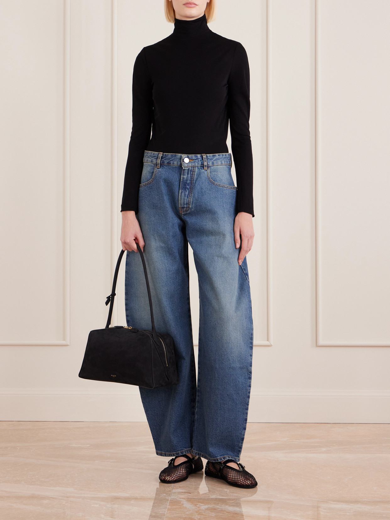 Alaïa Le Bulldog Medium Nubuck Shoulder Bag In Black