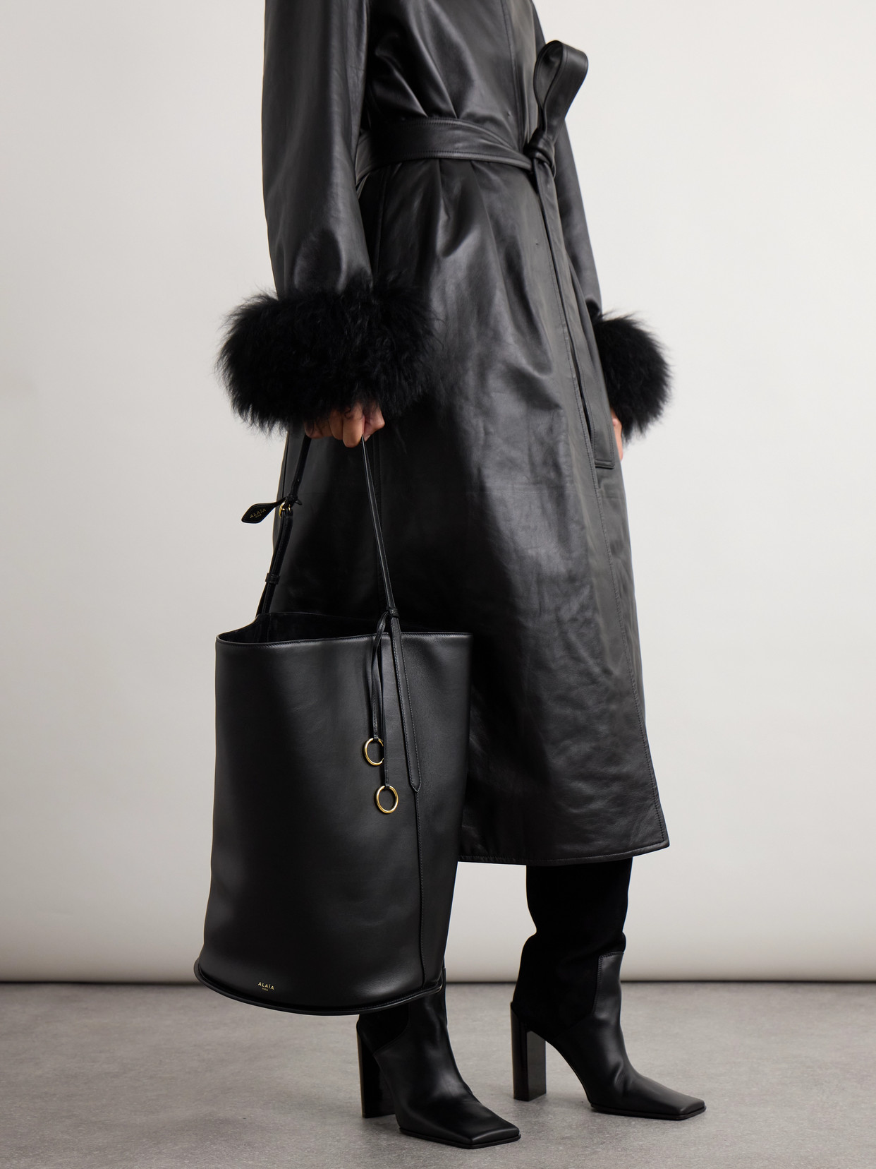 Alaïa Hip Large Leather Bucket Bag In Black