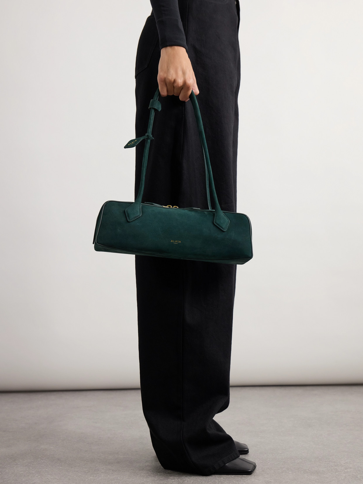 Alaïa Le Teckel Medium Nubuck Shoulder Bag In Green