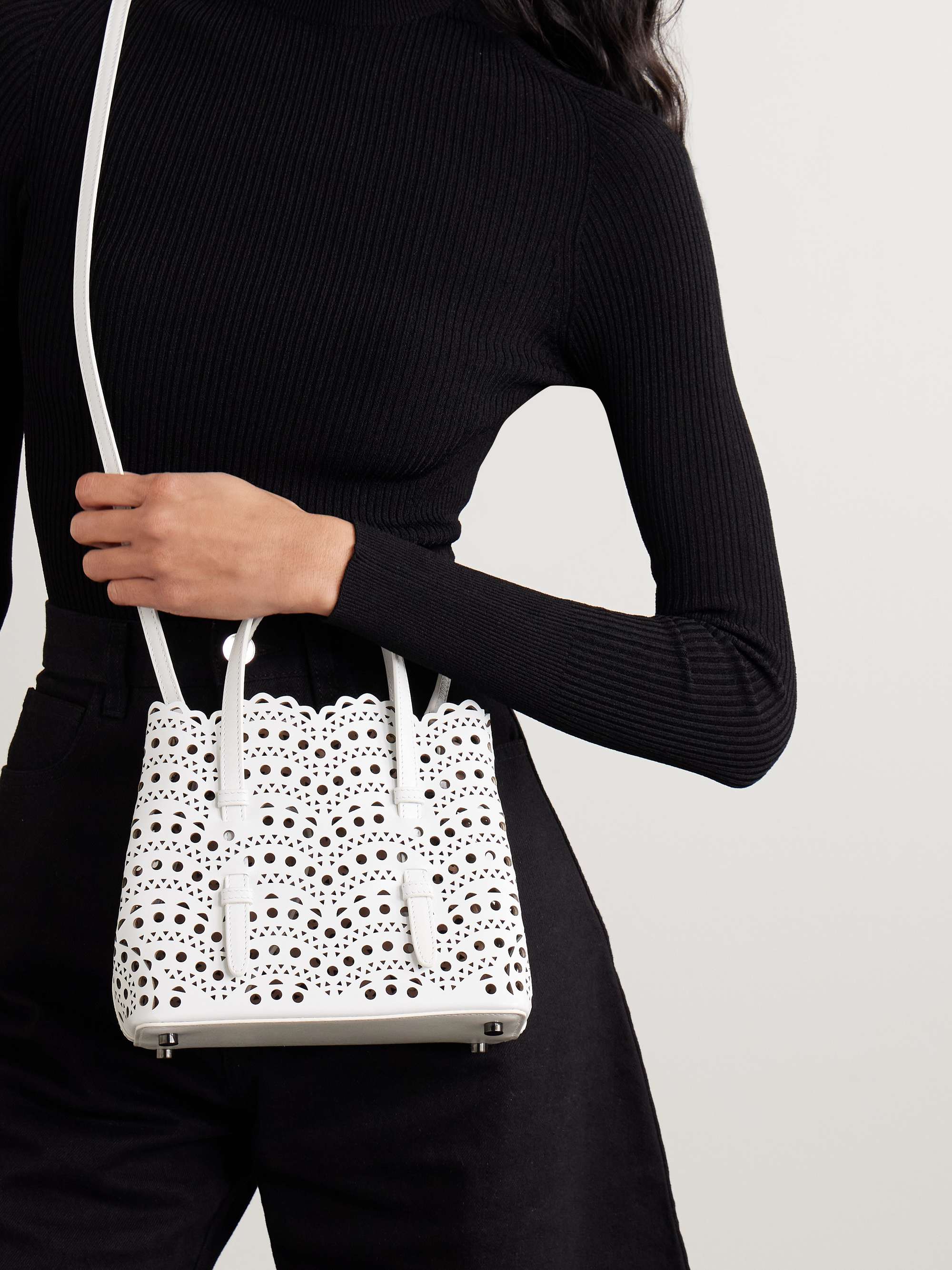 ALAÏA حقيبة توت Mina 20 من الجلد المقصوص بالليزر