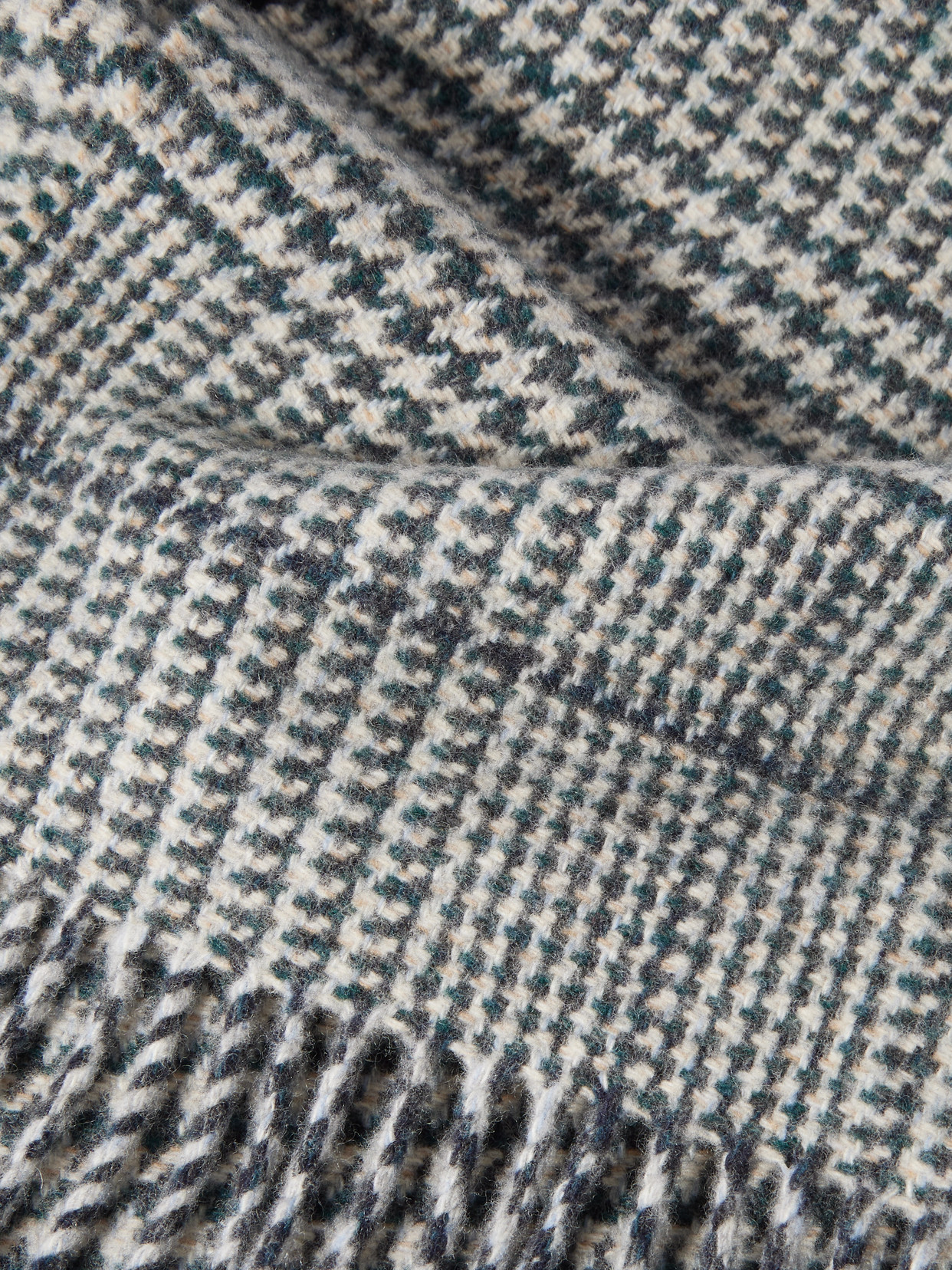 Johnstons Of Elgin Glen Fringed Houndstooth Wool Scarf In Gray