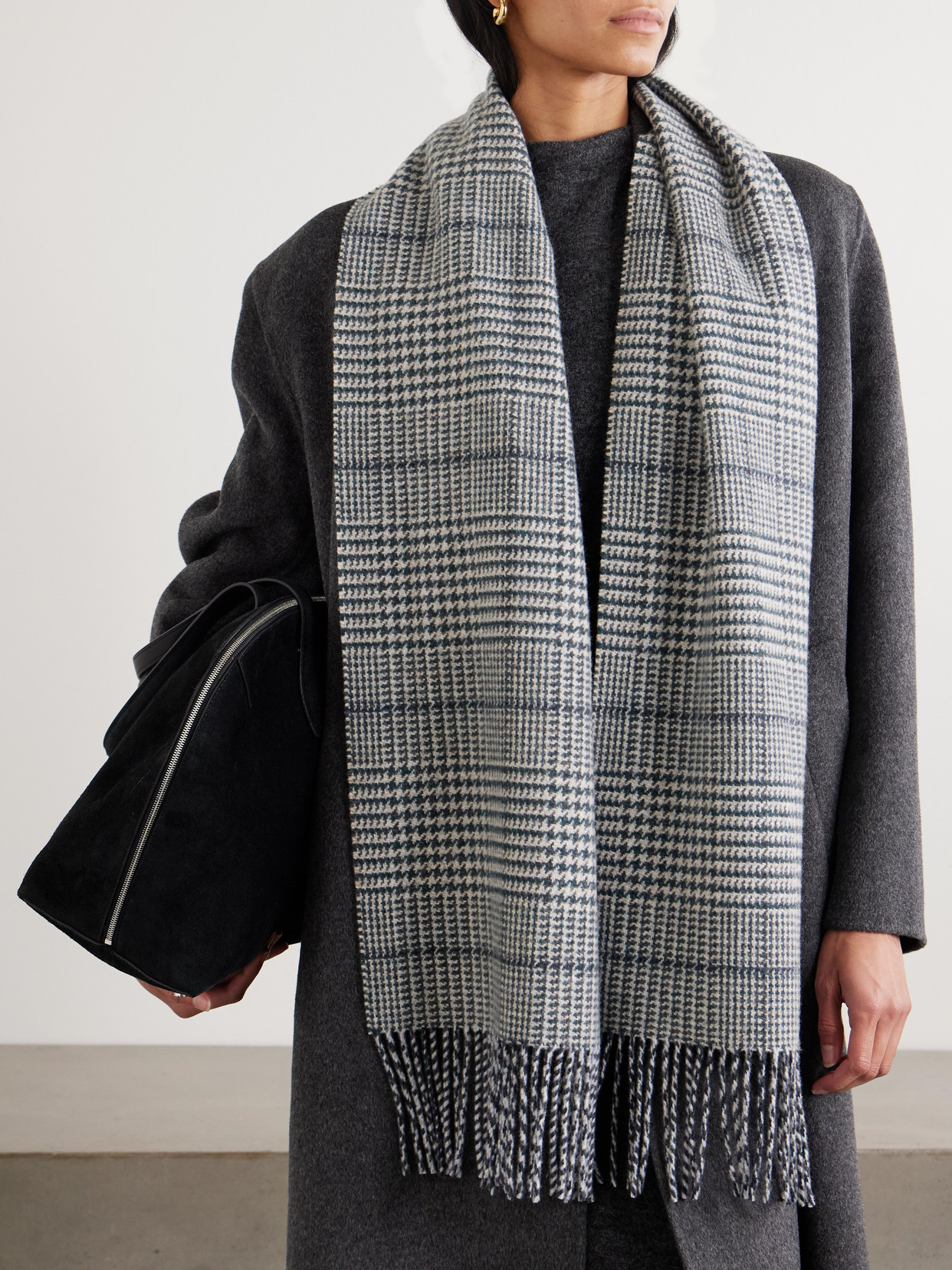 Johnstons Of Elgin Glen Fringed Houndstooth Wool Scarf In Gray