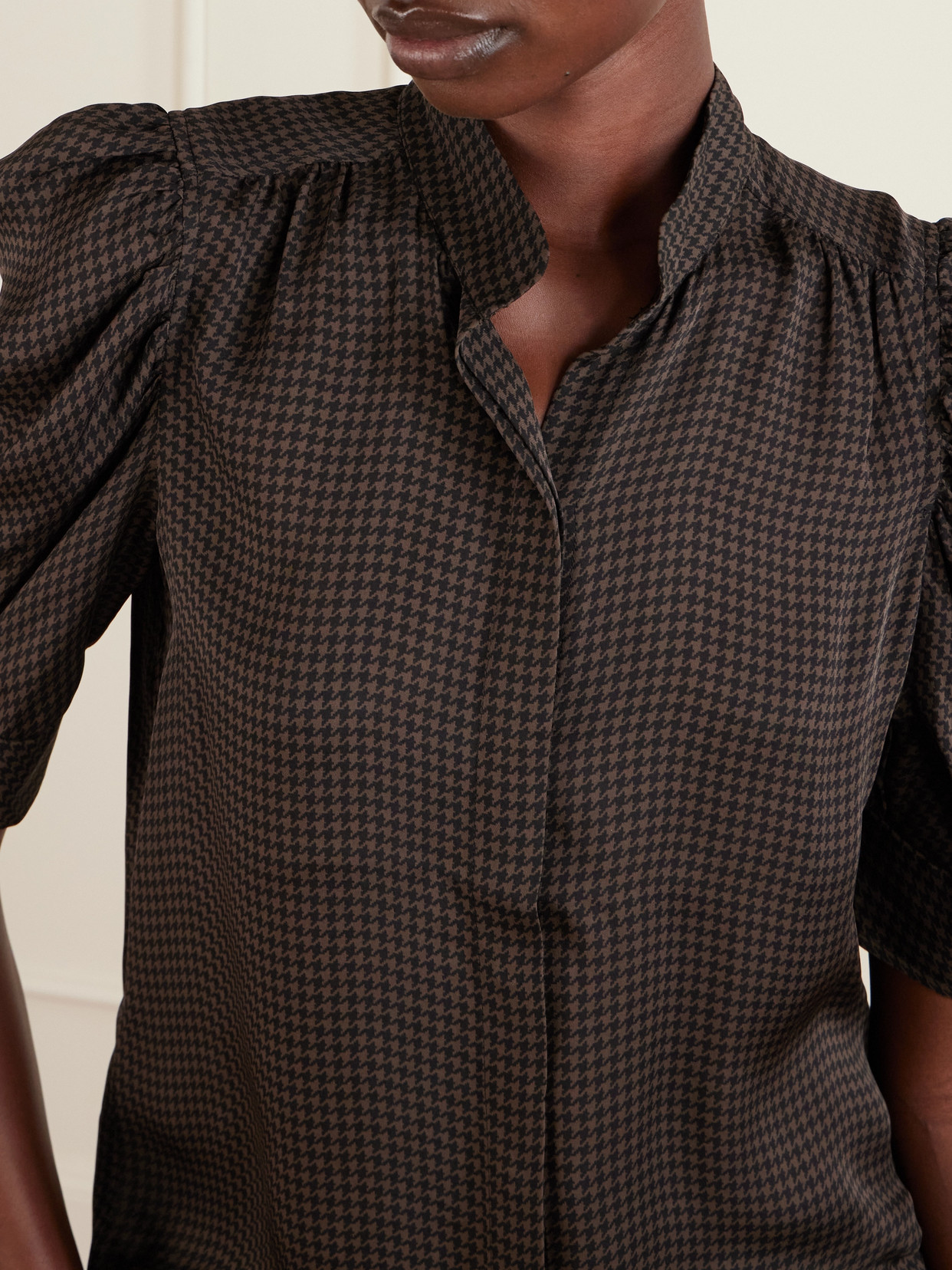 Frame Gillian Houndstooth Silk-satin Shirt In Brown