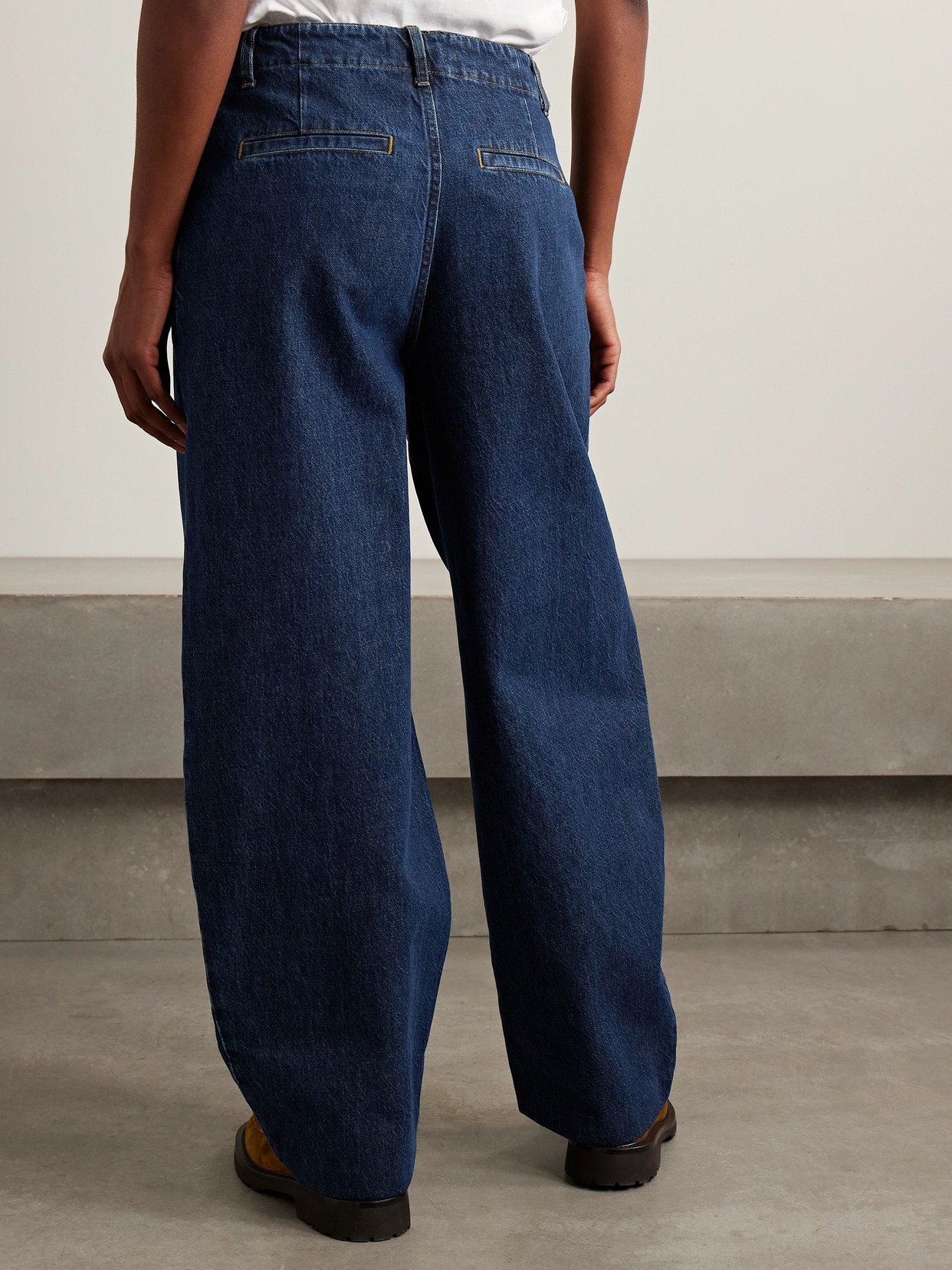 Frame The Bowed Trouser Mid-rise Barrel-leg Jeans In Blue