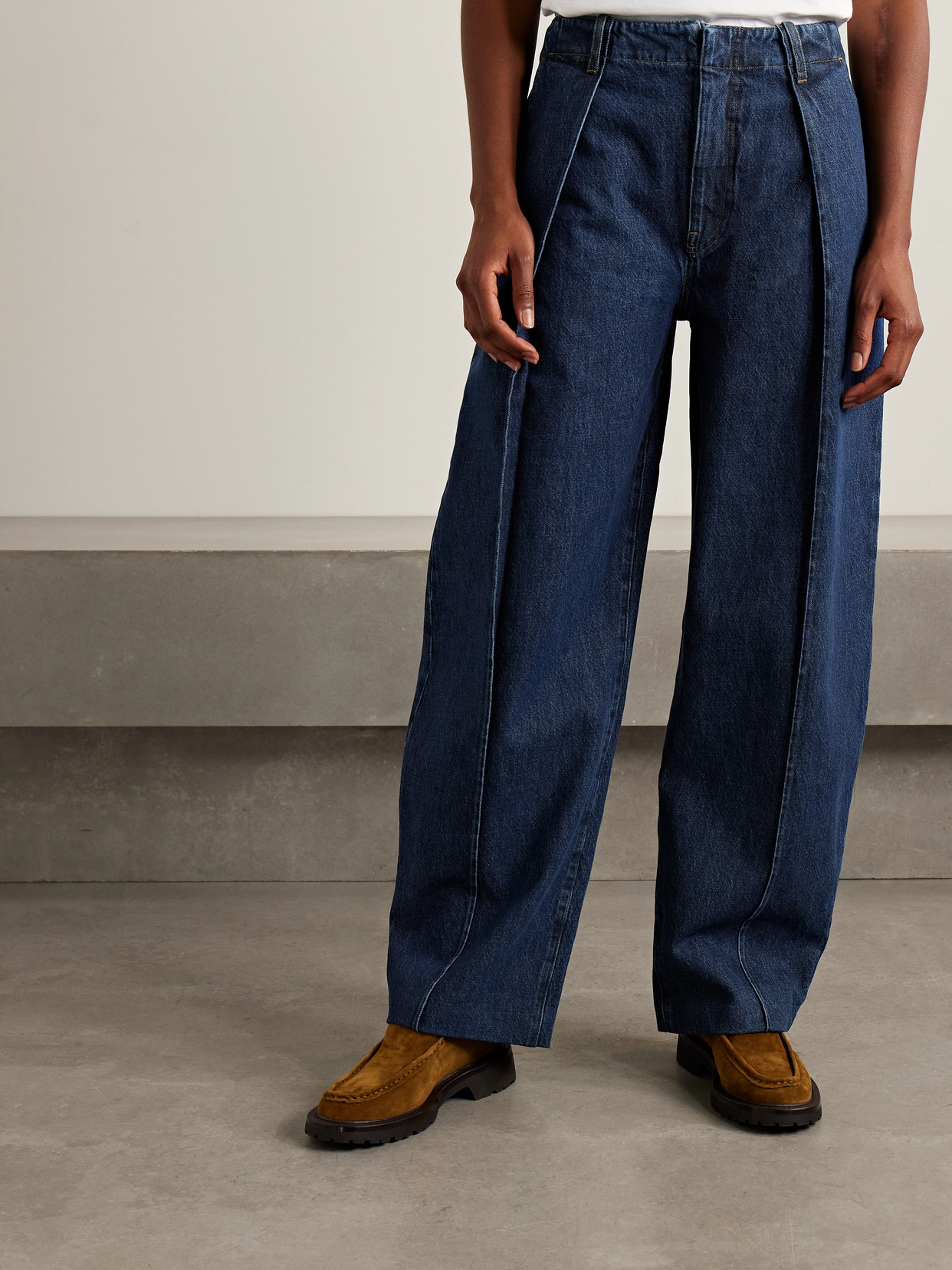 Frame The Bowed Trouser Mid-rise Barrel-leg Jeans In Blue