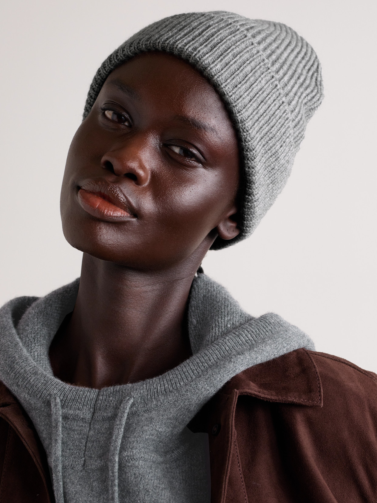 Johnstons Of Elgin Ribbed Cashmere Beanie In Gray