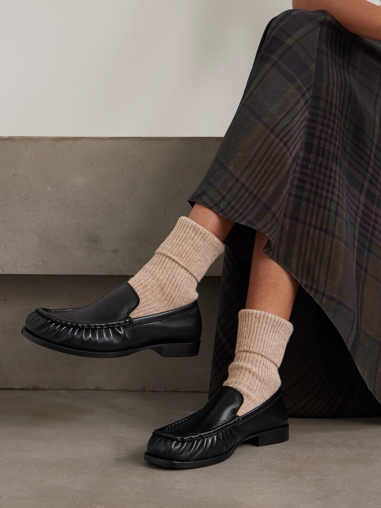 Johnstons Of Elgin Ribbed Cashmere Socks In Neutral