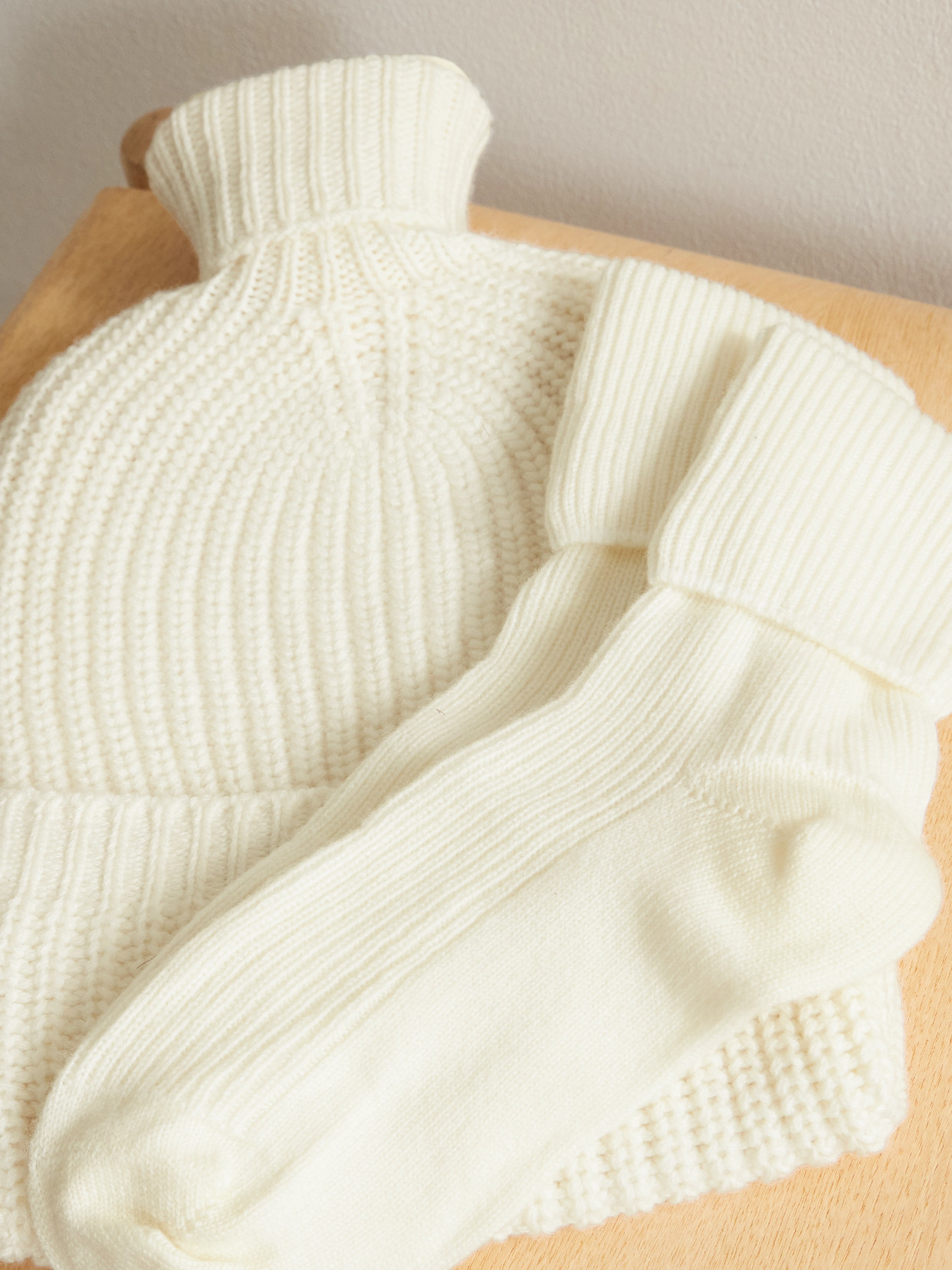 Johnstons Of Elgin Ribbed Cashmere Hot Water Bottle Cover And Socks Set In White