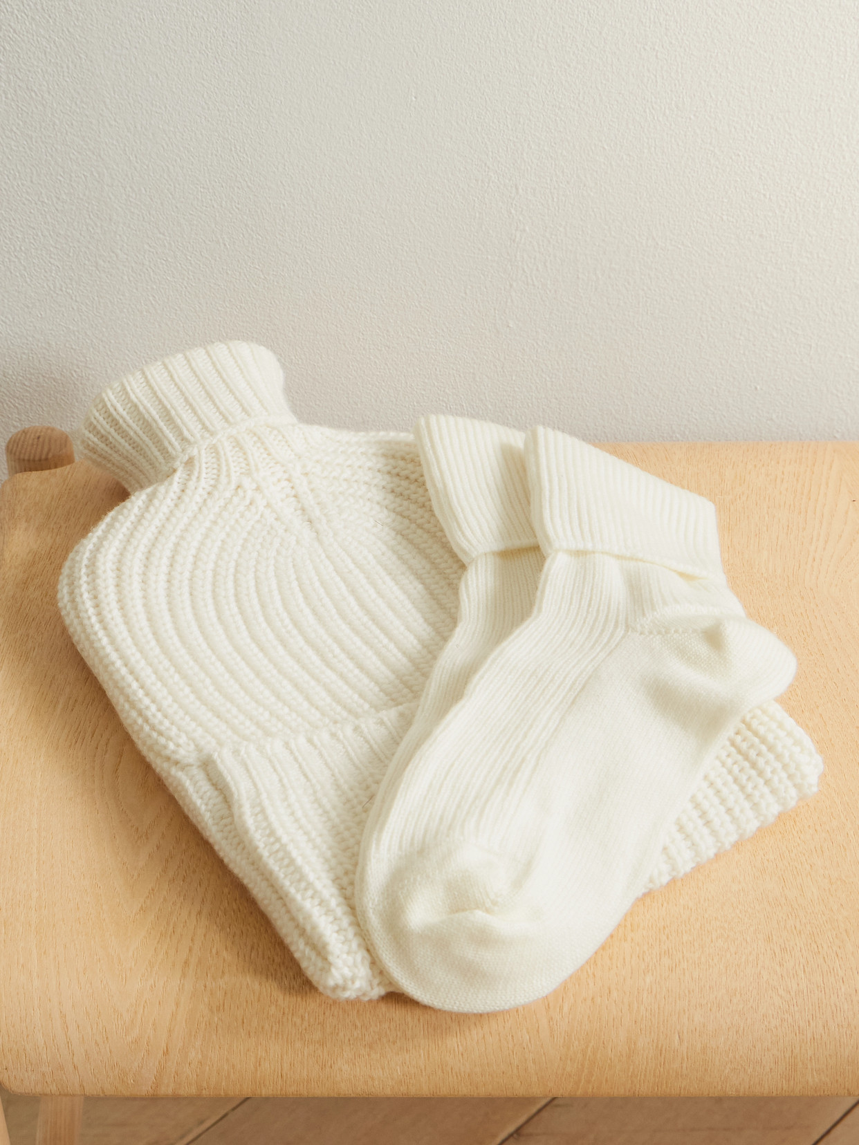 Johnstons Of Elgin Ribbed Cashmere Hot Water Bottle Cover And Socks Set In White