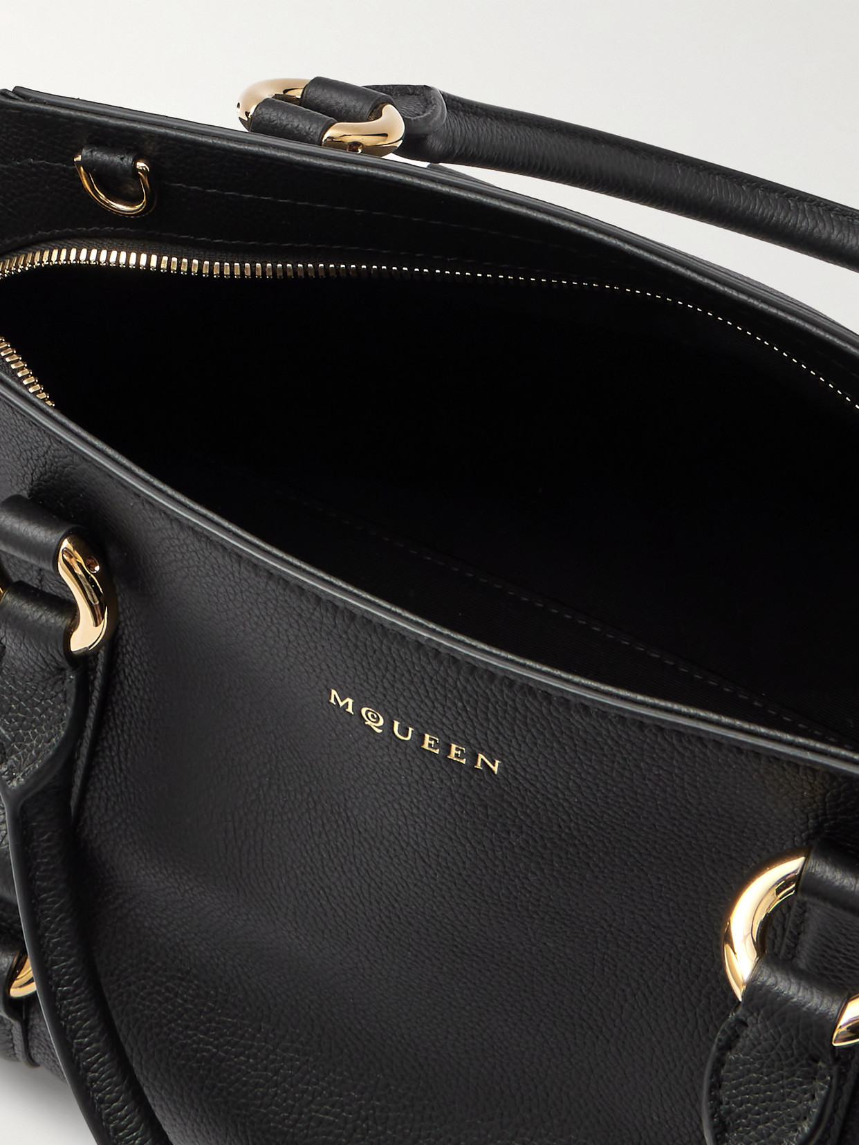 Alexander Mcqueen Farringdon Medium Textured-leather Shoulder Bag In Black