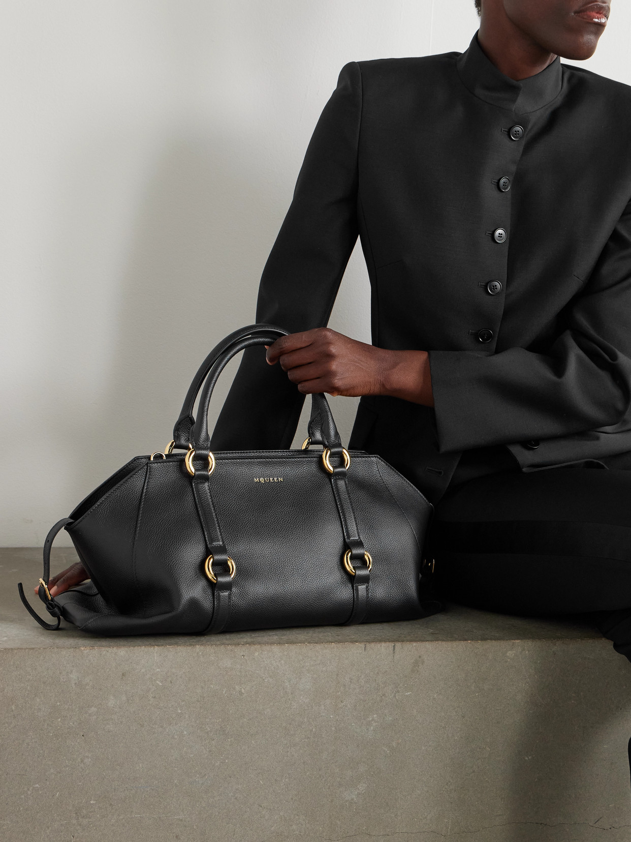 Alexander Mcqueen Farringdon Medium Textured-leather Shoulder Bag In Black