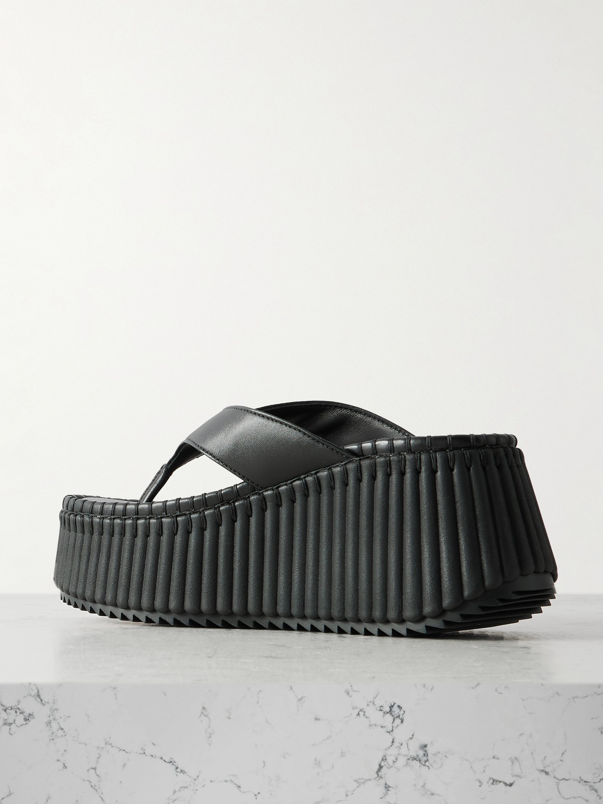 Chloé Nama Leather Platform Flip Flops In Black