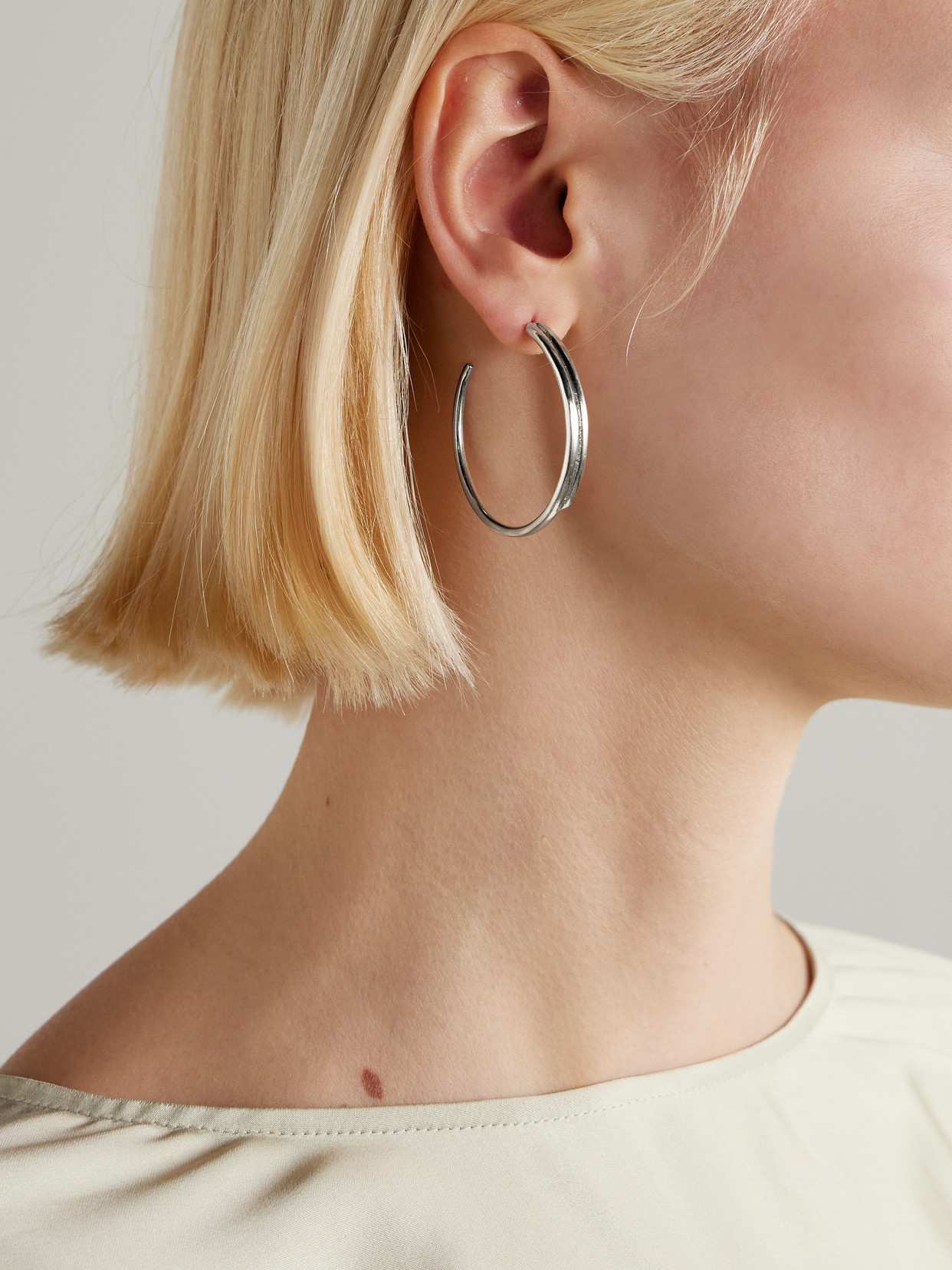 Ysso Queen Silver Hoop Earrings In Metallic