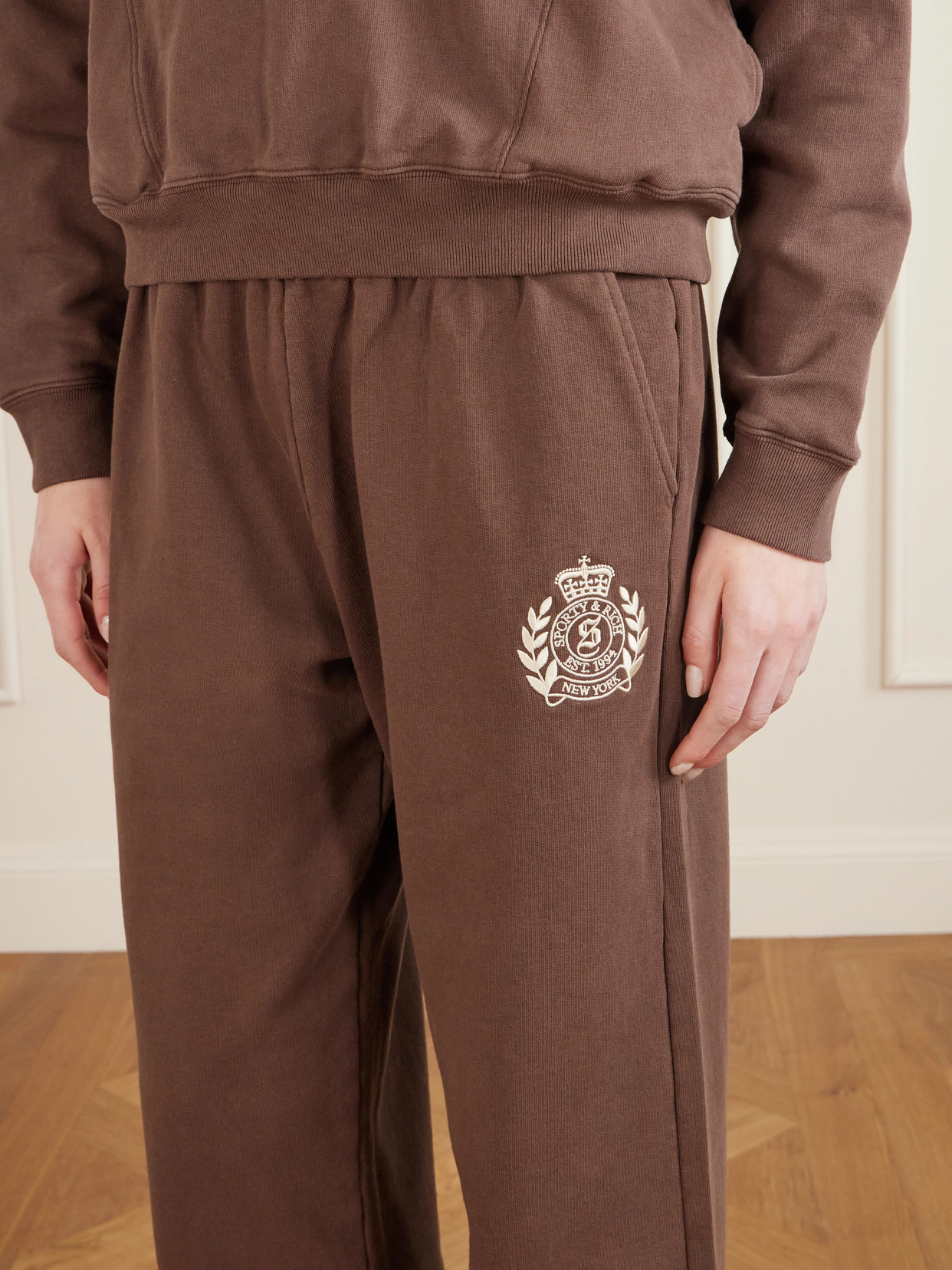 Sporty And Rich Sporty & Rich Sporty & Rich Ny Crest Embroidered Sweatpants – Chocolate In Brown
