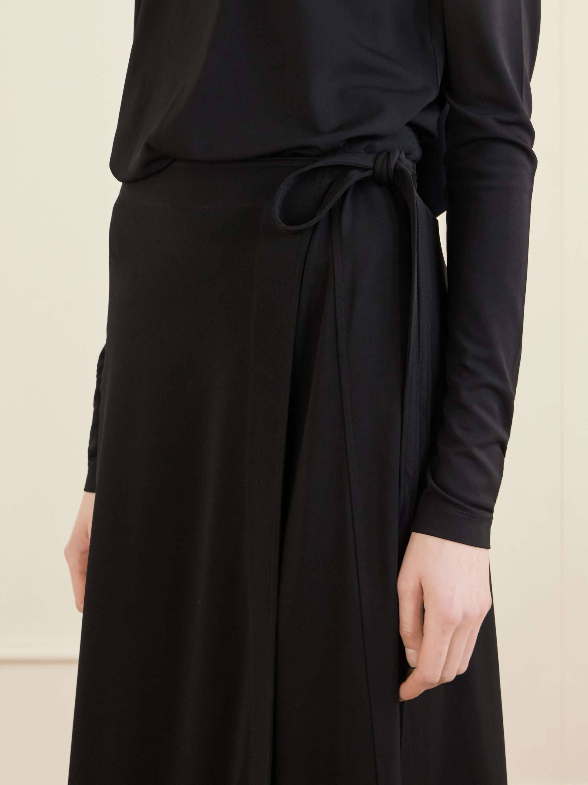 トーテム TOTEME Fluid jersey skirt フレアスカート Toteme Fluid Jersey Skirt Black