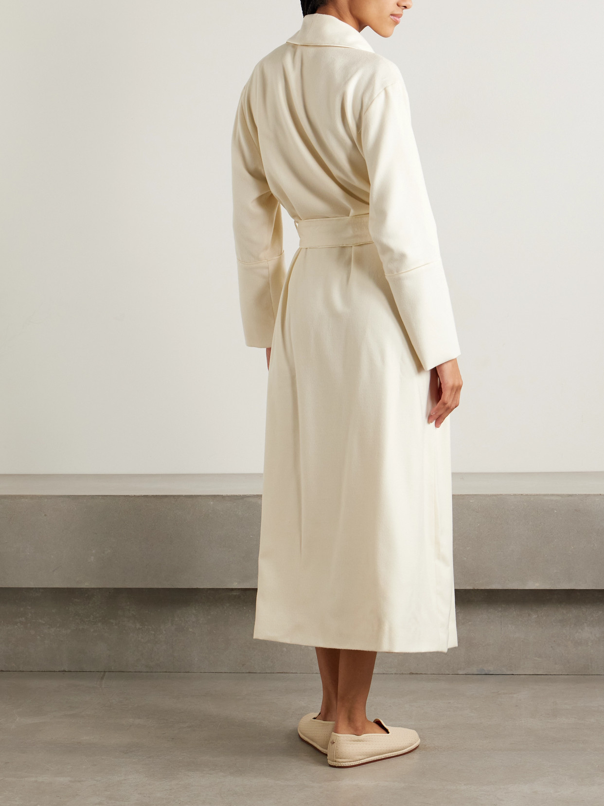 Olivia Von Halle Logan Cashmere Robe In Neutral