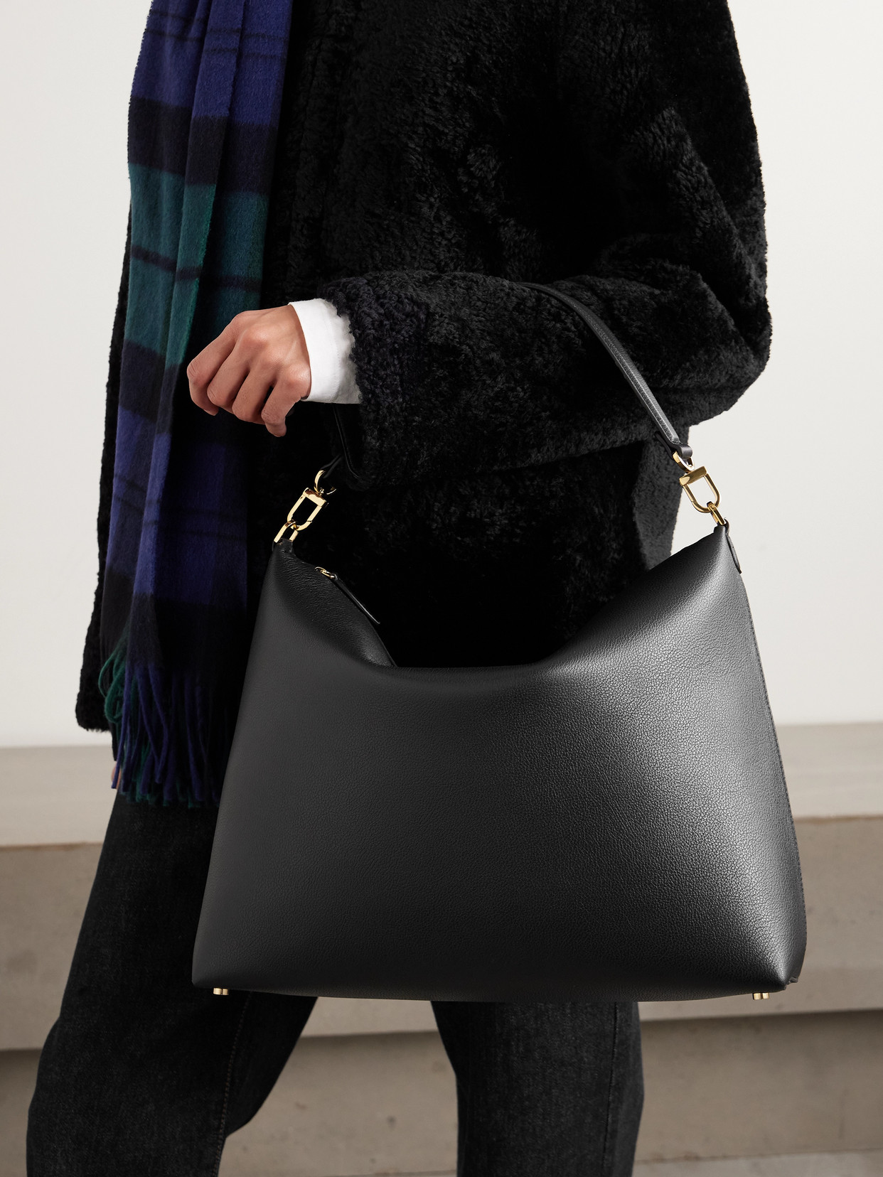 Totême Bevel Medium Textured-leather Tote In Black