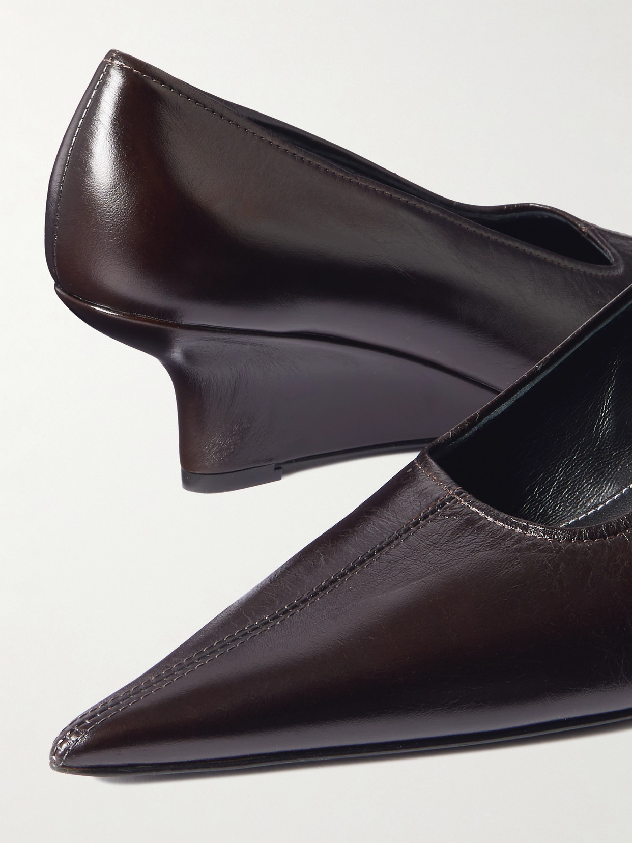 Totême Sharp Naplack Wedge Pumps Bark In Multi