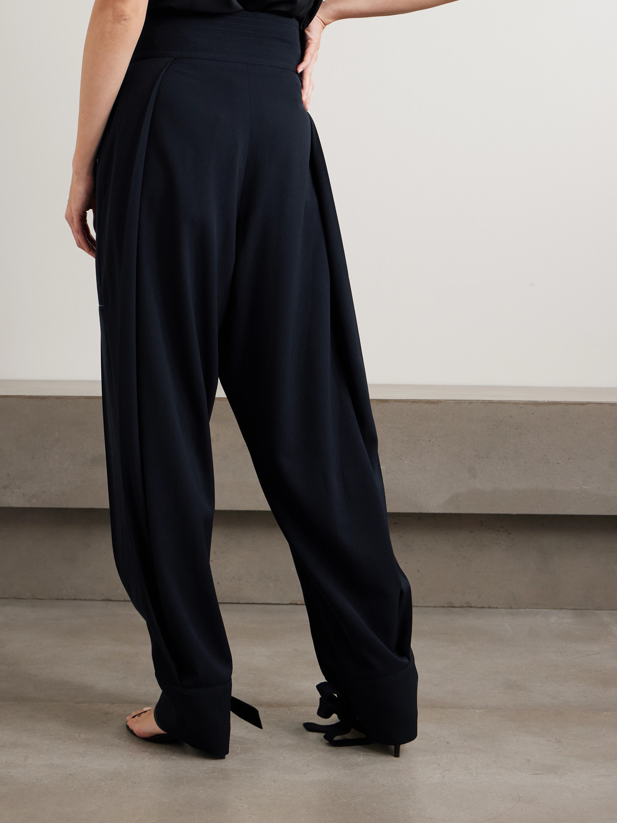 Sharon Wauchob Arch Topstitched Paneled Pleated Wool-twill Tapered Pants In Blue