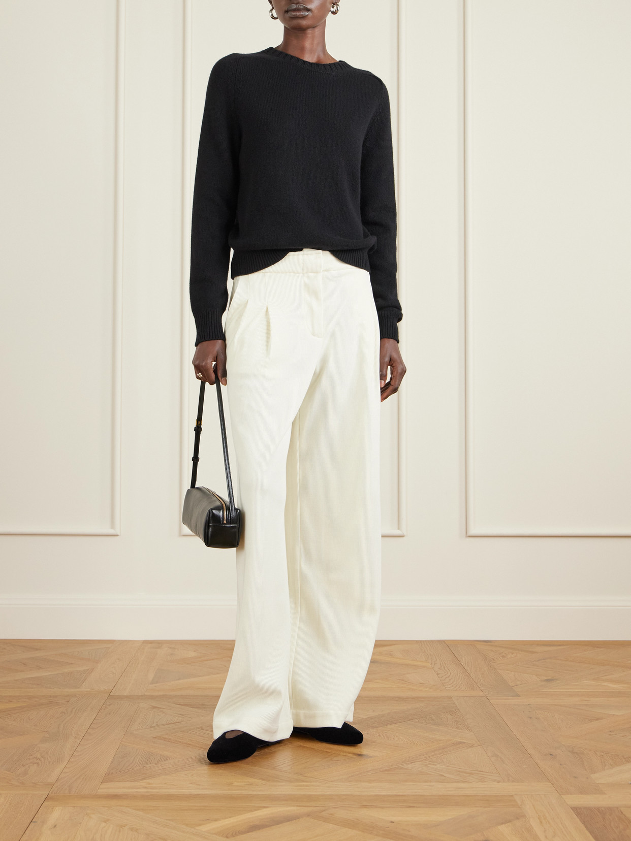 Neous Beid Velvet Ballet Flats In Black