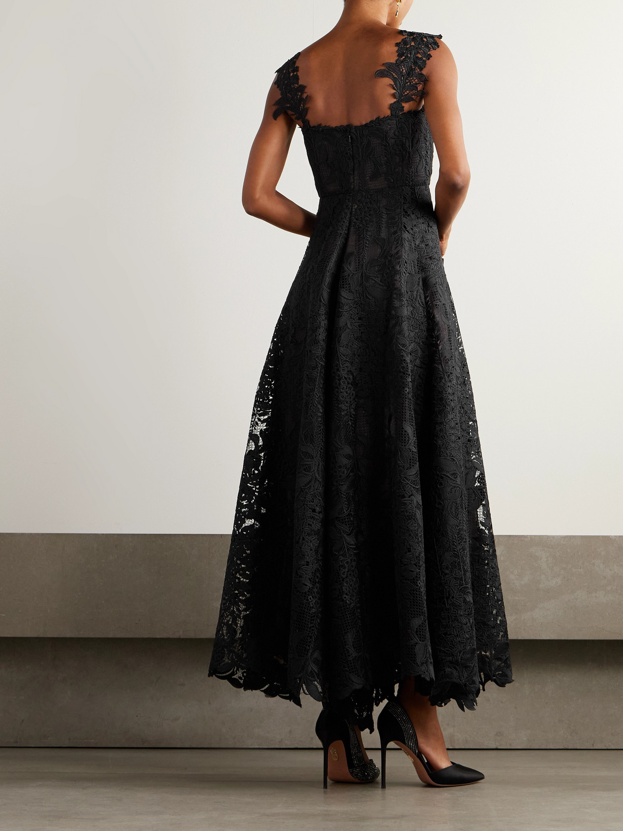 Oscar De La Renta Sleeveless Foxglove Lace Sweetheart-neck Gown In Black