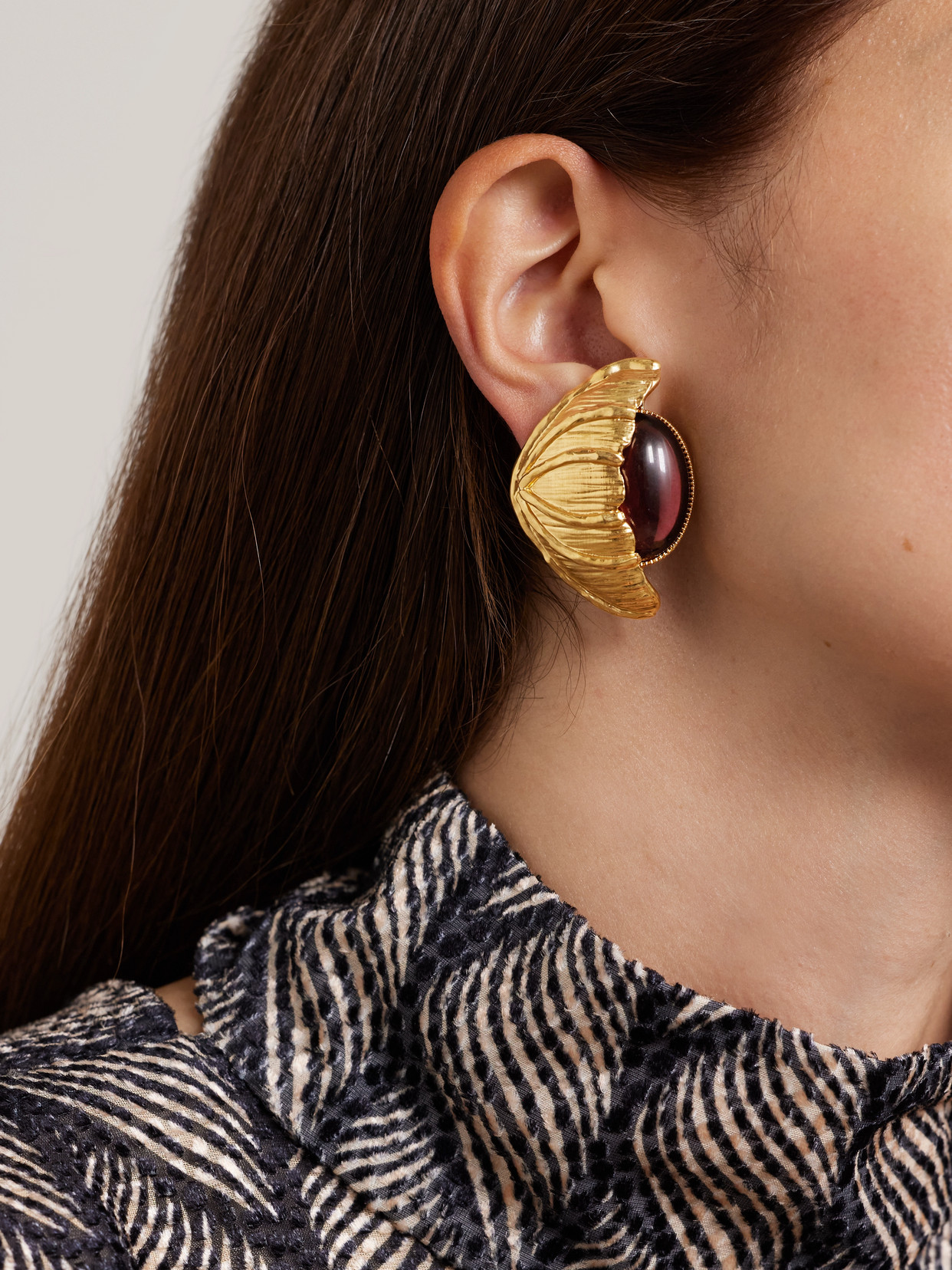 Sonia Petroff Retro Flower Gold-plated Crystal Clip Earrings In Pink