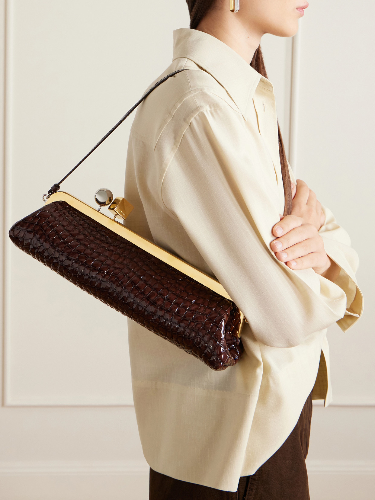Jacquemus La Pochette Salon Crocodile-effect Glossed Leather Clutch In Brown