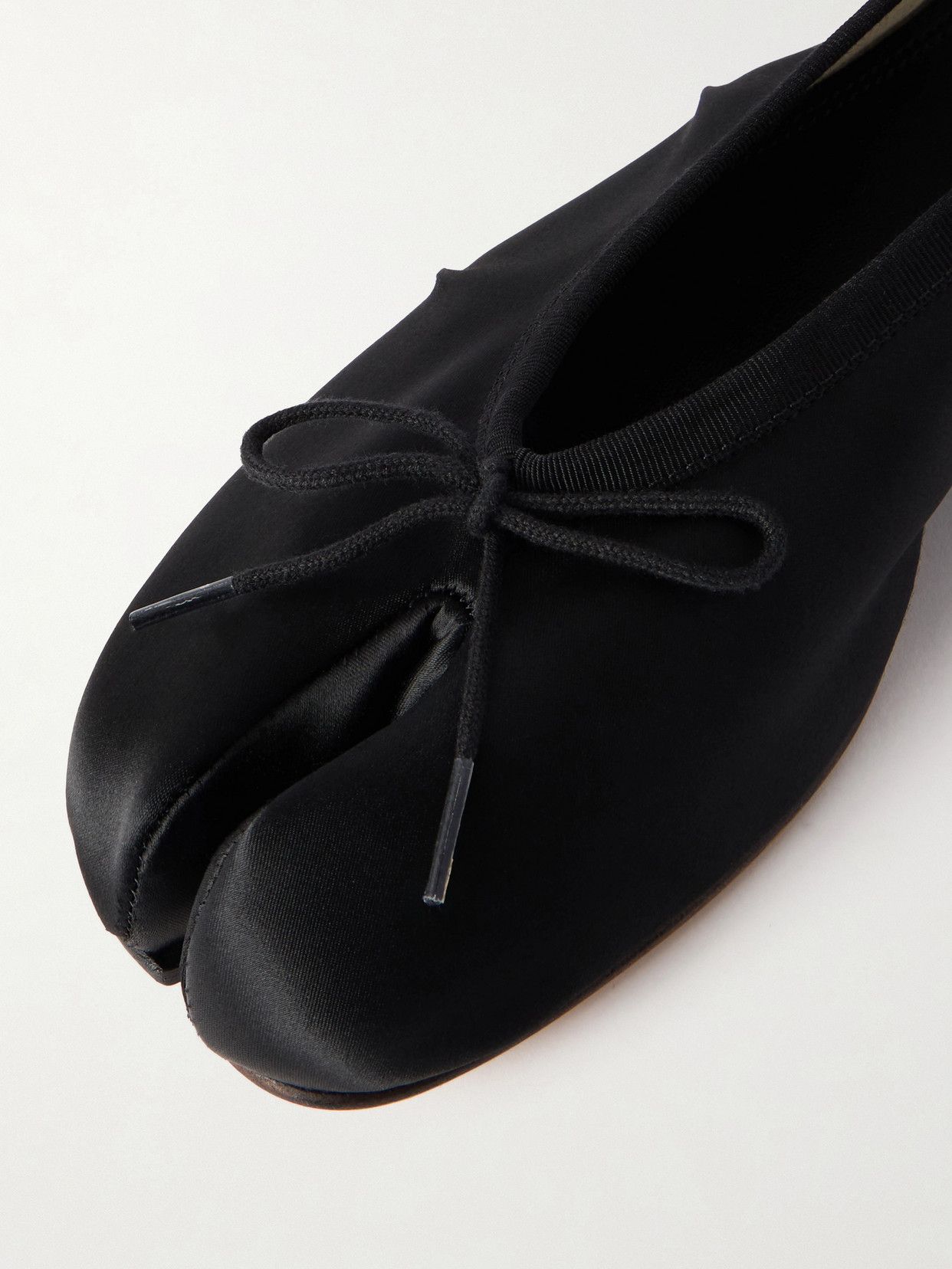 Maison Margiela Split-toe Minimalist Flat Shoes With Bow Accent In Black