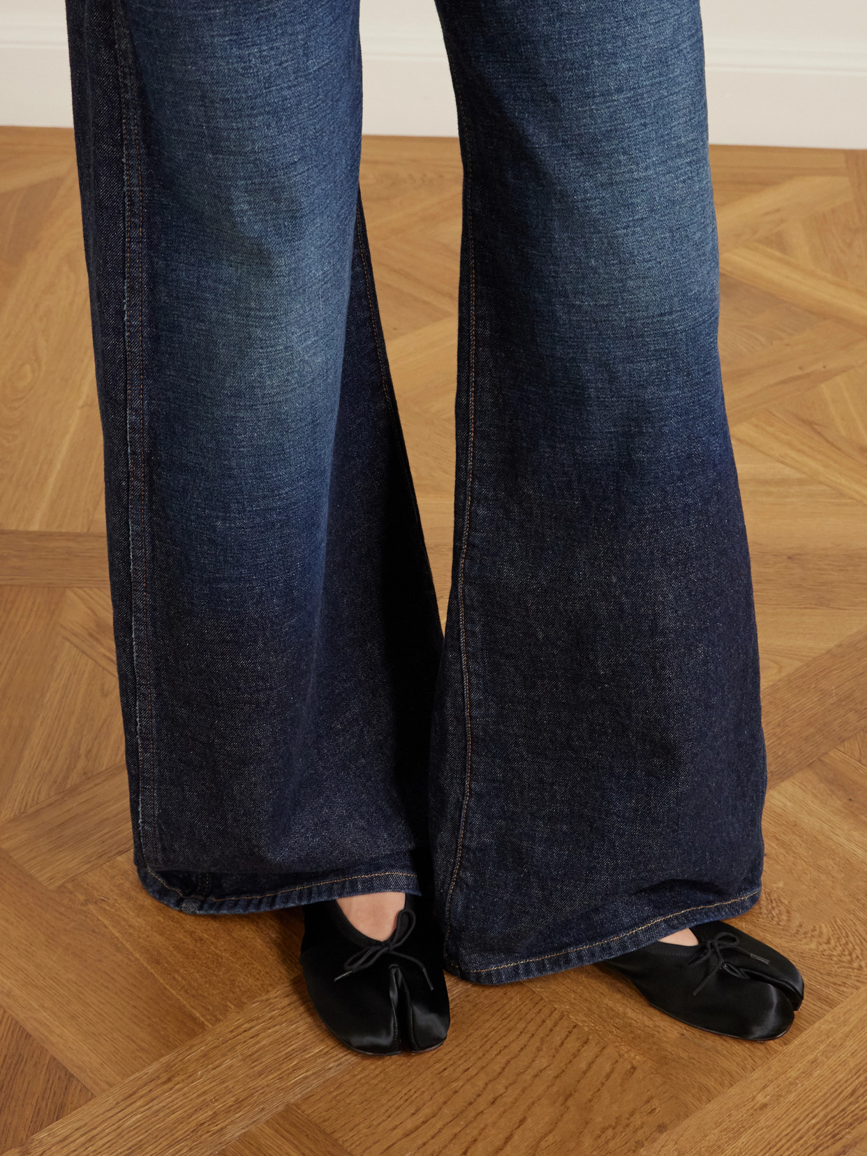 Maison Margiela Split-toe Minimalist Flat Shoes With Bow Accent In Black