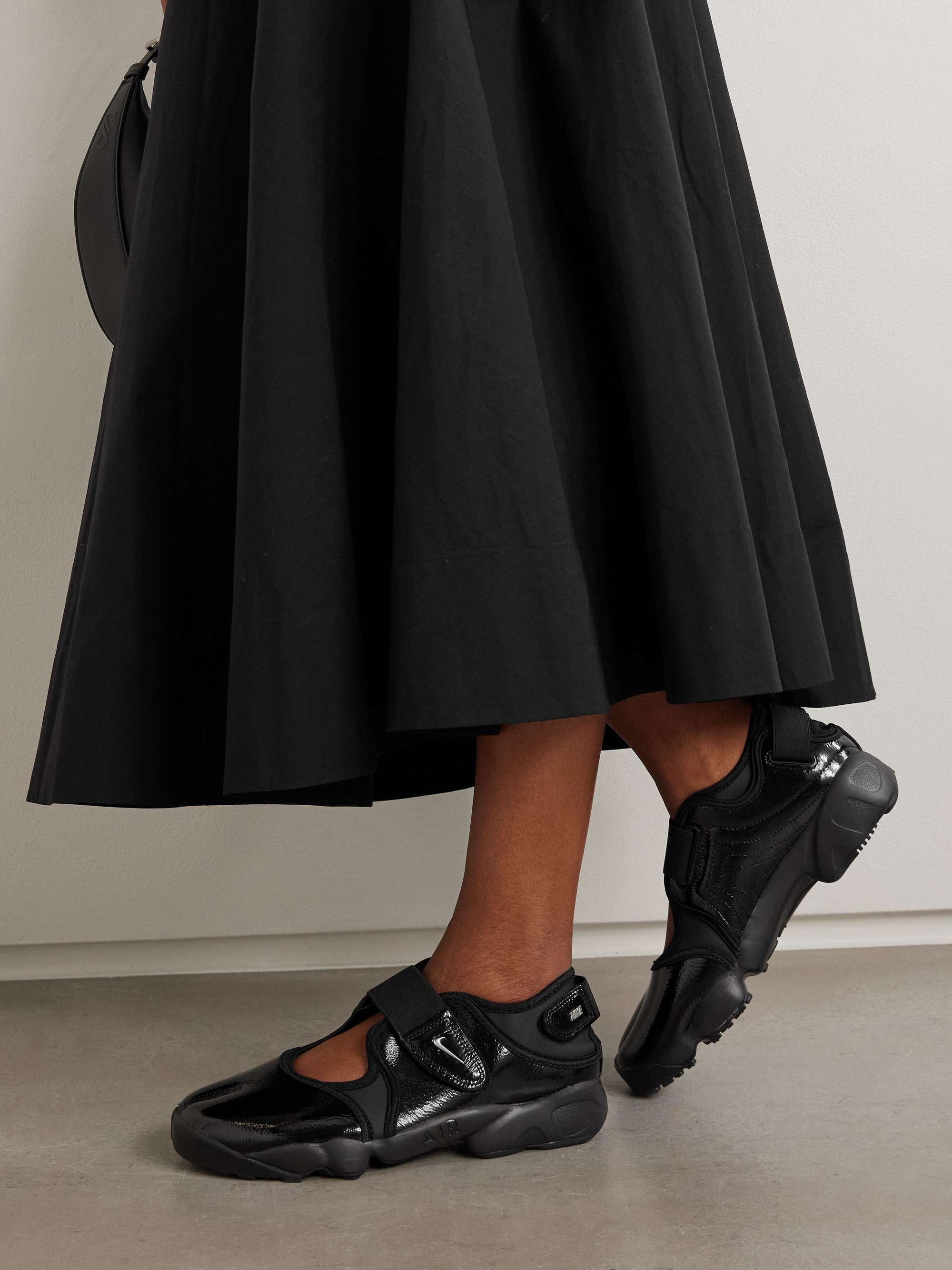 靴 Syk SeNike Women's Air Rift Leather NIKE Air Rift paneled leather split-toe sneakers | NET-A-PORTER