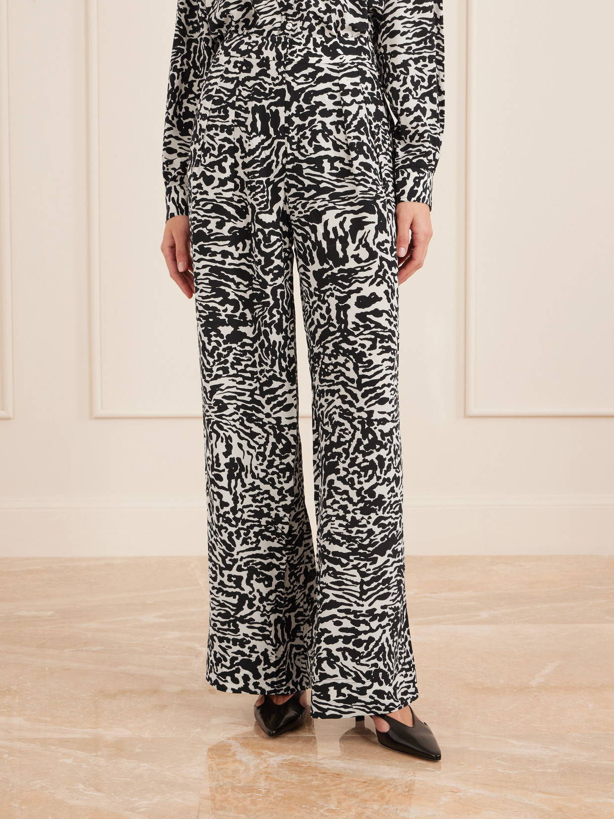 Ulla Johnson Aviva Printed Silk Crepe De Chine Wide-leg Pants In Black