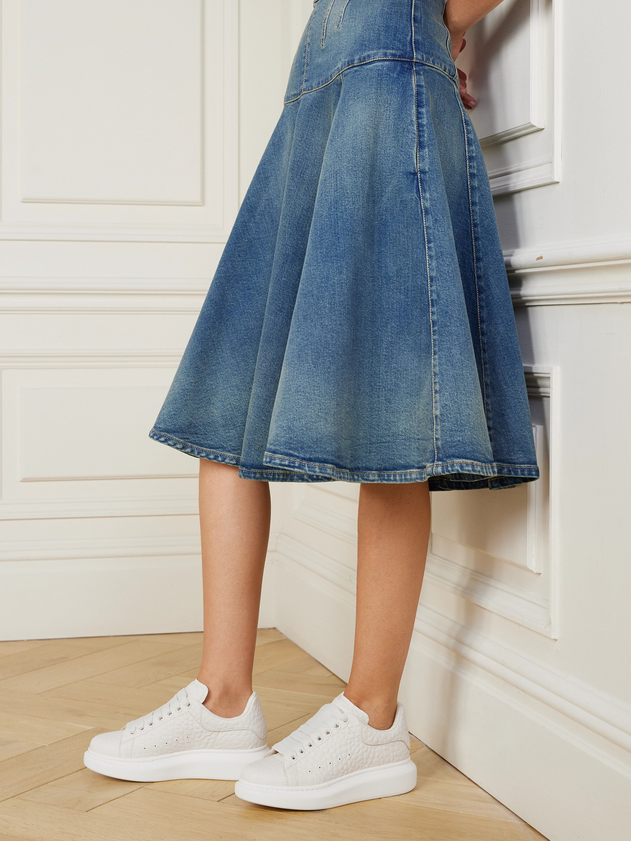 Alexander Mcqueen Textured-leather Exaggerated-sole Sneakers In White