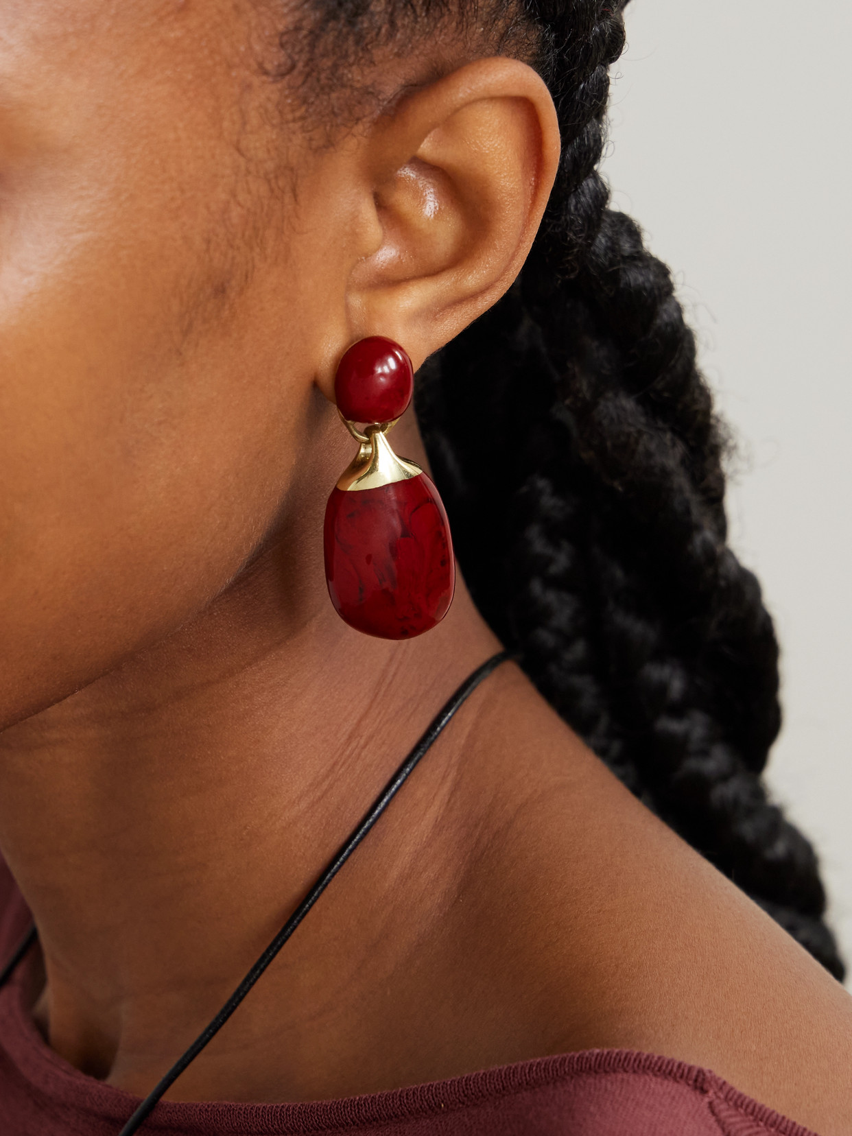 Dinosaur Designs Small River Rock Gold-plated And Resin Earrings In Burgundy