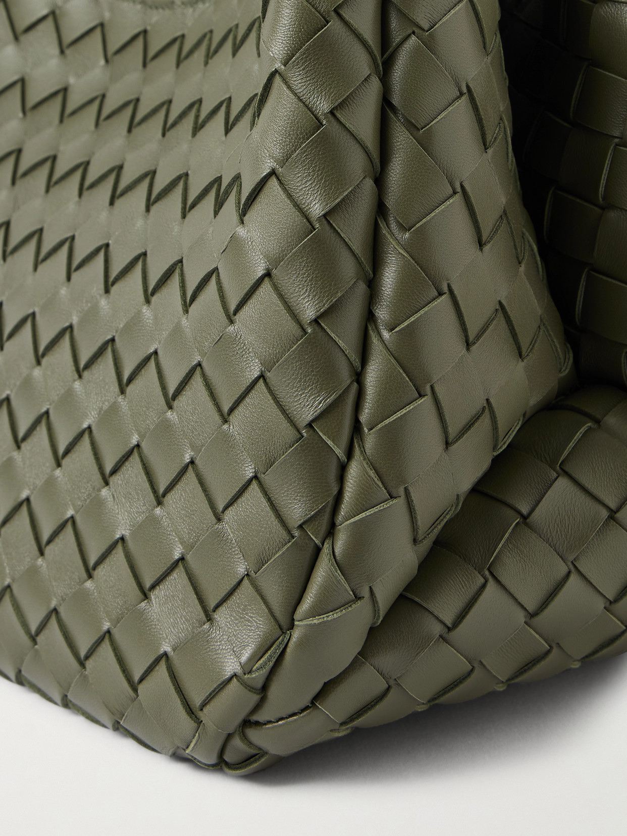 Bottega Veneta Campana Intrecciato Leather Shoulder Bag In Green
