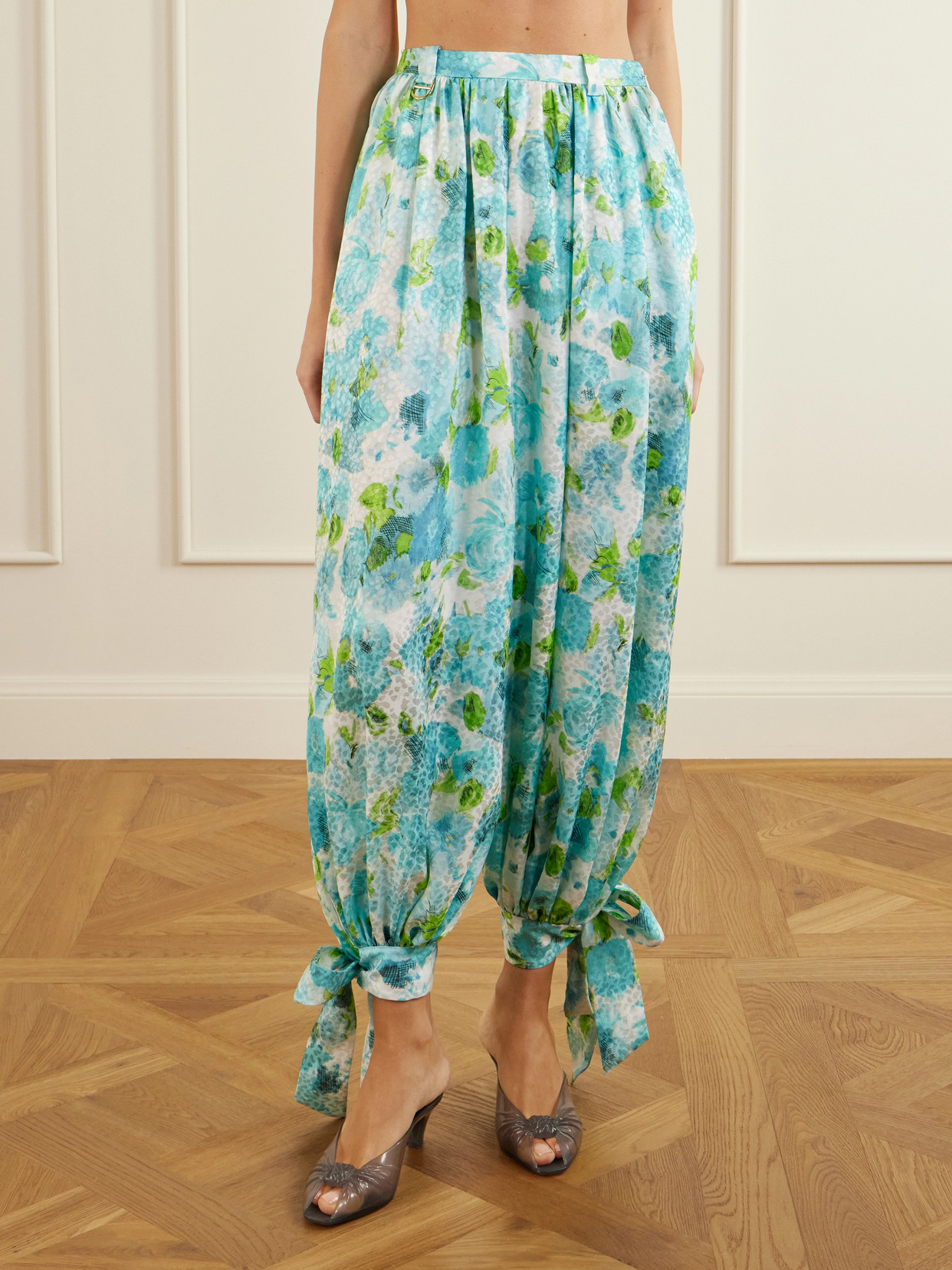 Chloé Floral-print Silk-jacquard Cropped Pants In Blue