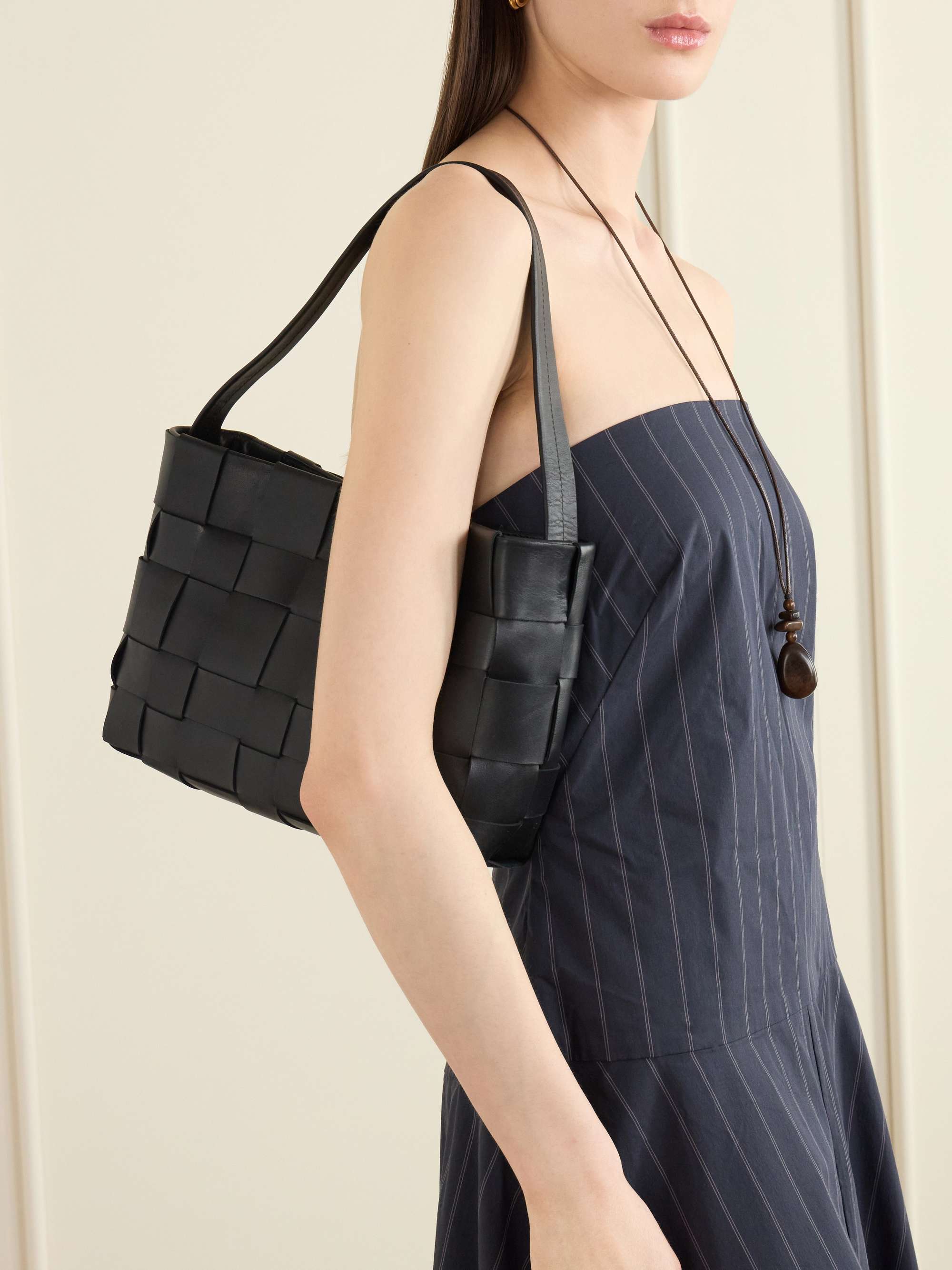 新品未使用品　ST. AGNI ブラックレザー ハンドバッグ ST. AGNI Mini leather shoulder bag | NET-A-PORTER