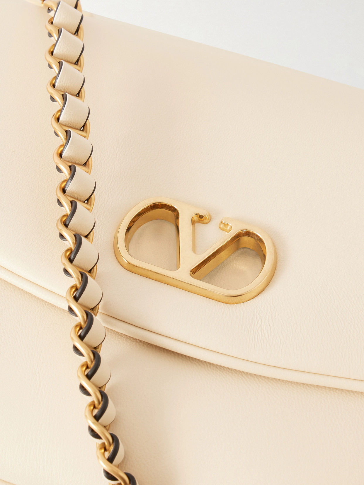 Valentino Garavani  Garavani Djuna Medium Chain Bag In Nappa Leather Woman Butter Uni In White