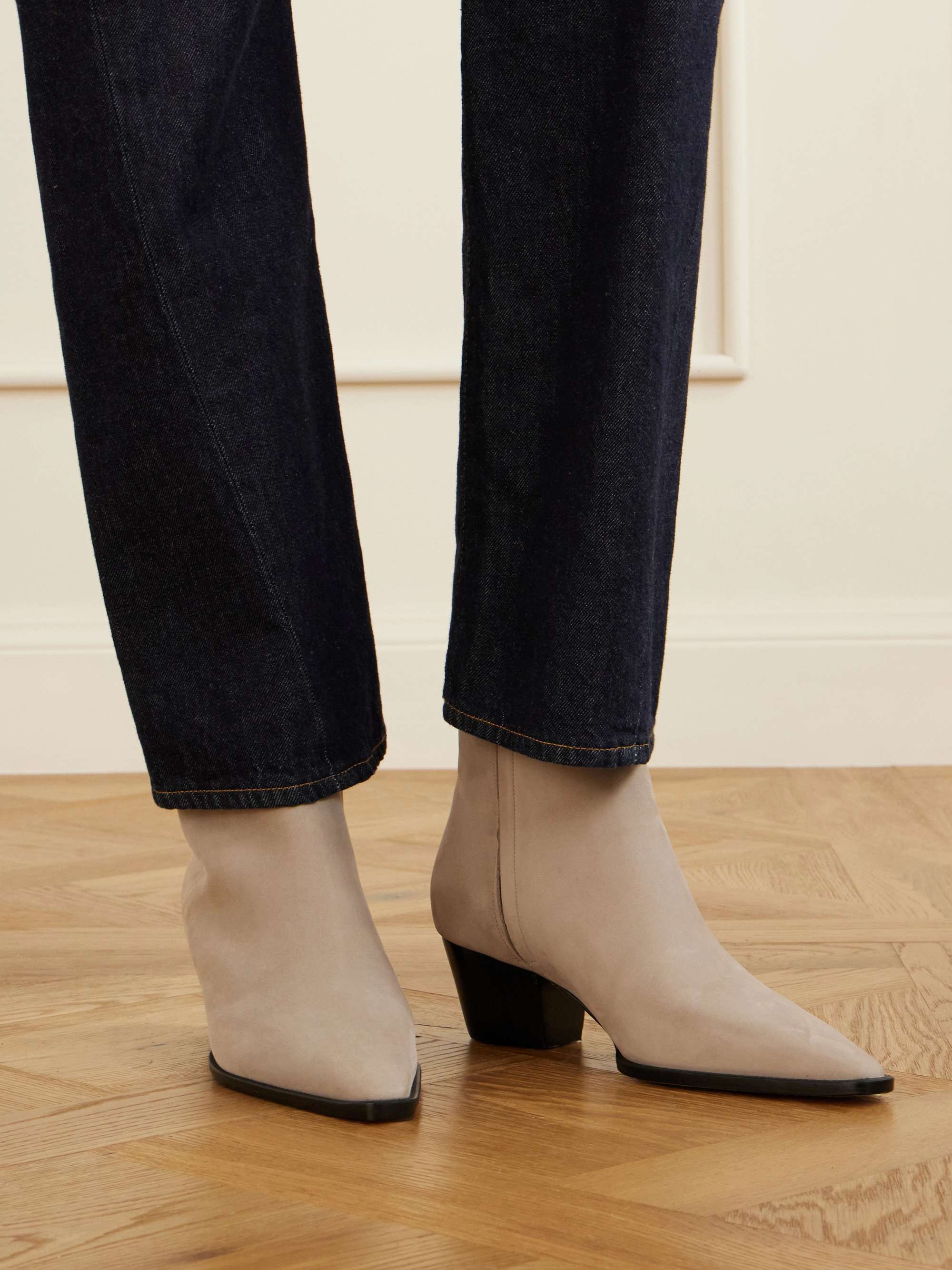 MANOLO BLAHNIK 