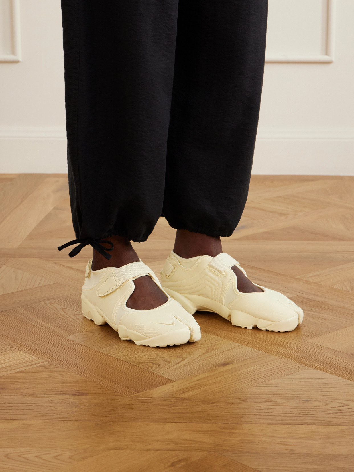 Air Rift Mesh Split-Toe Sneakers
