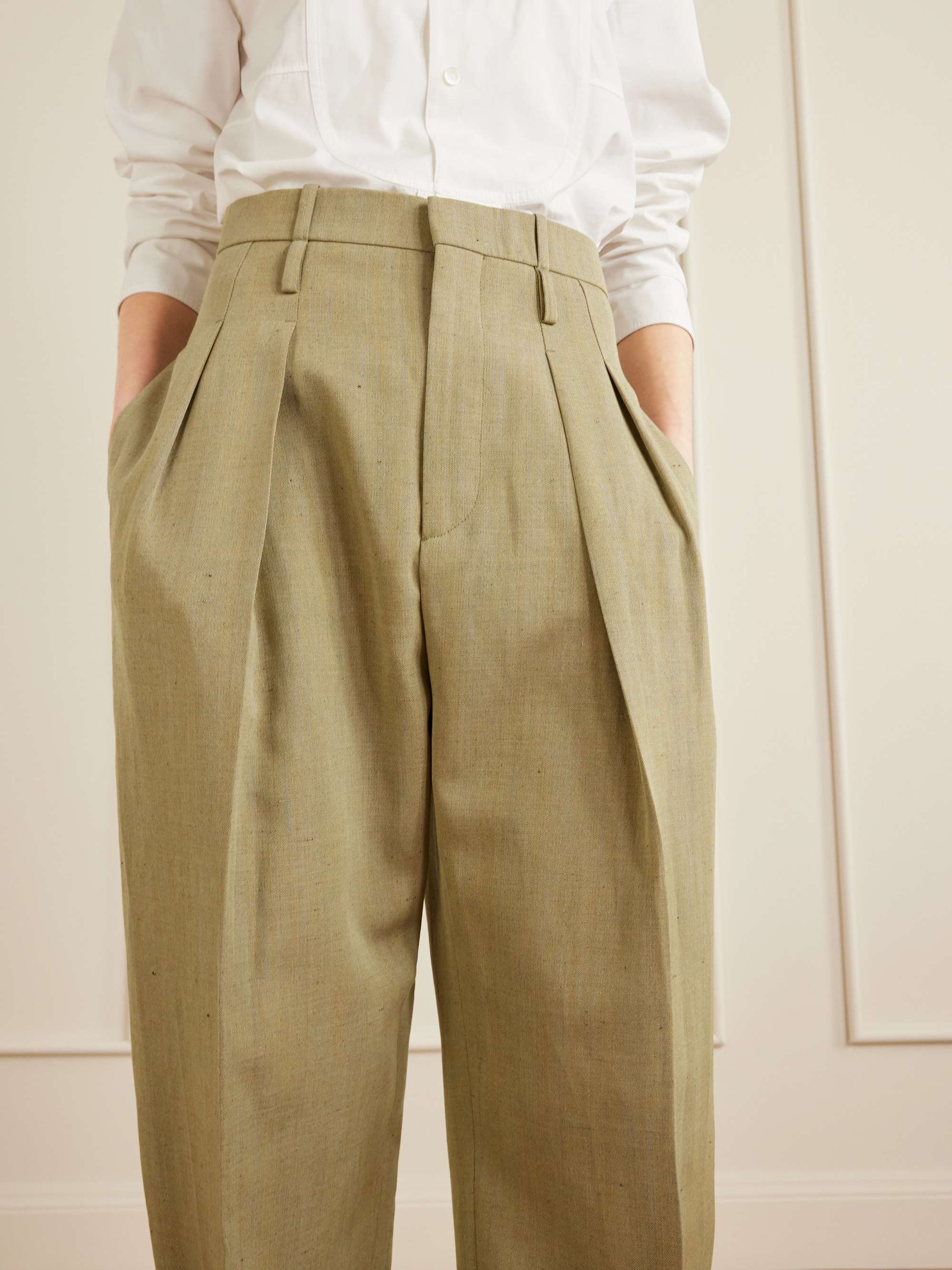 Bottega veneta チノパン　サイズ46 BOTTEGA VENETA Cropped pleated woven tapered pants | NET-A-PORTER