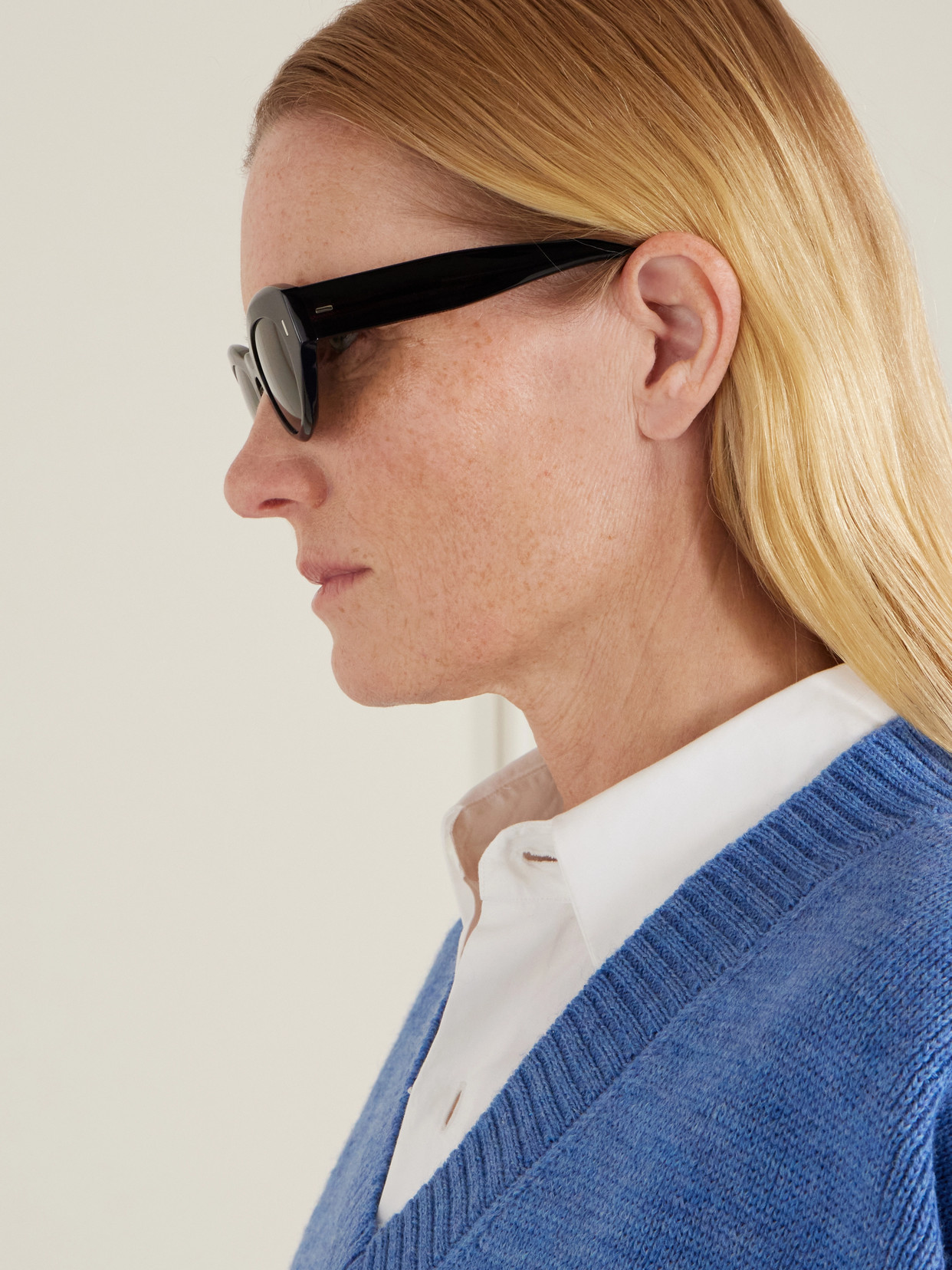 Oliver Peoples Lerrue Oval Sunglasses In Black