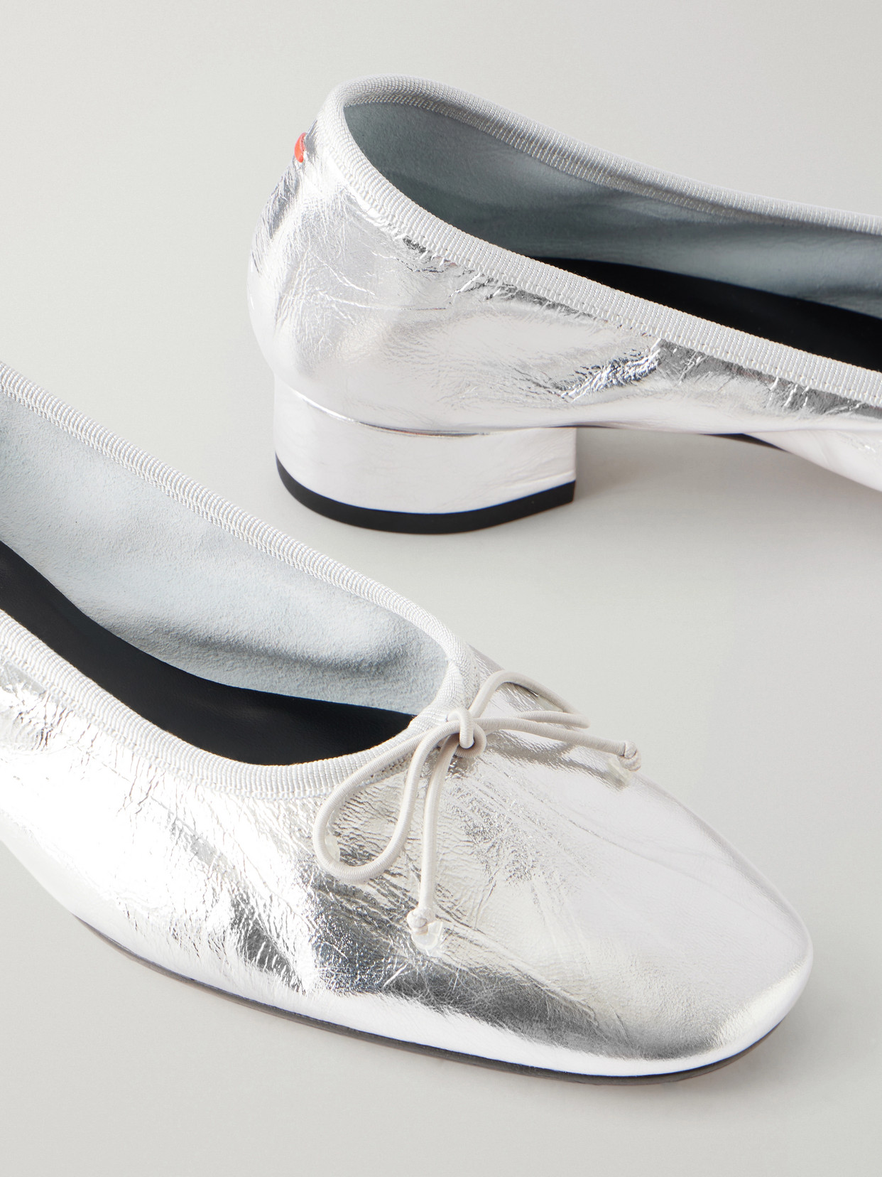 Onda Bow-Detailed Crinkled Pumps