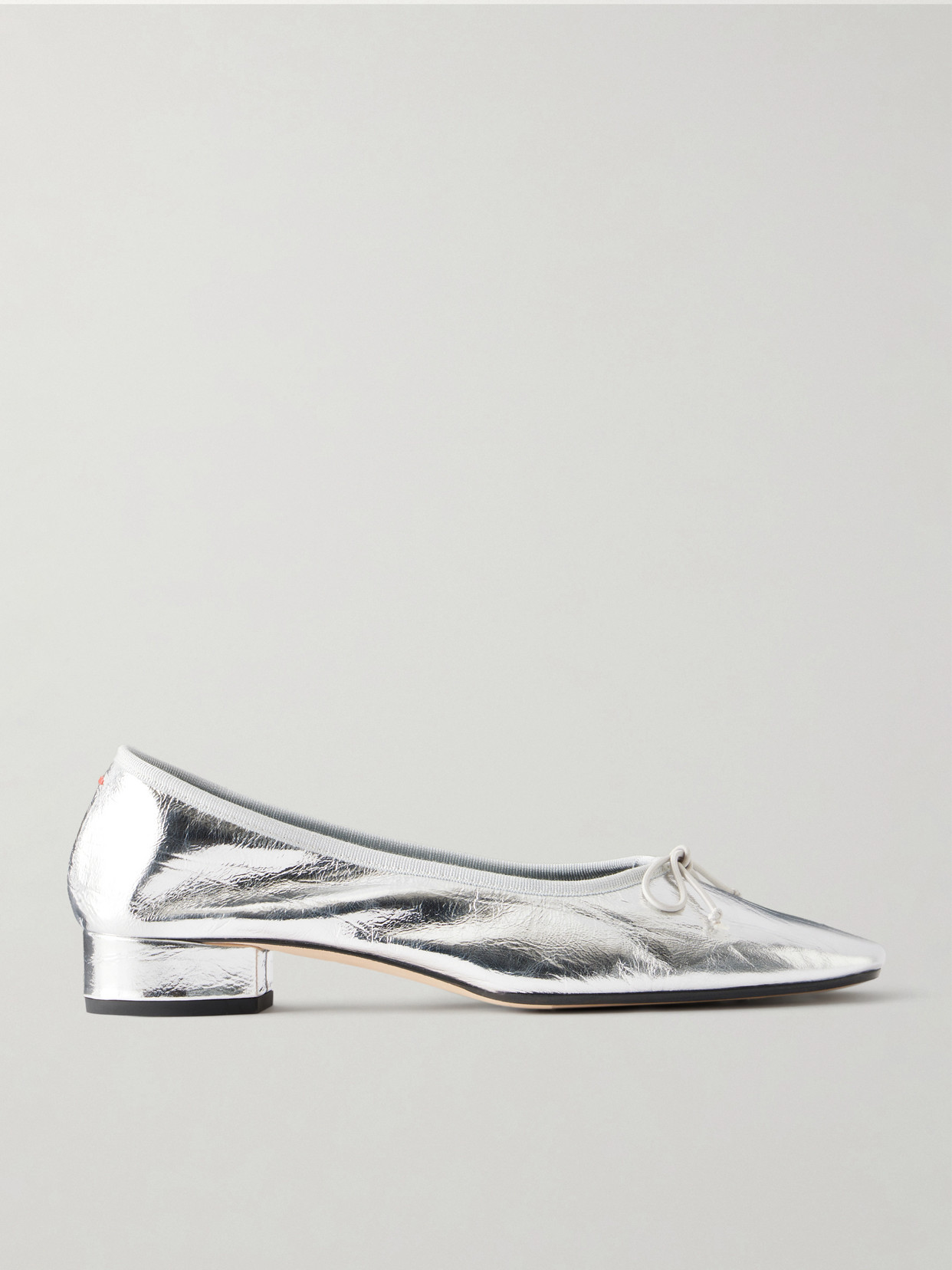 Aeyde Onda Bow-detailed Crinkled Metallic Leather Pumps In Silver