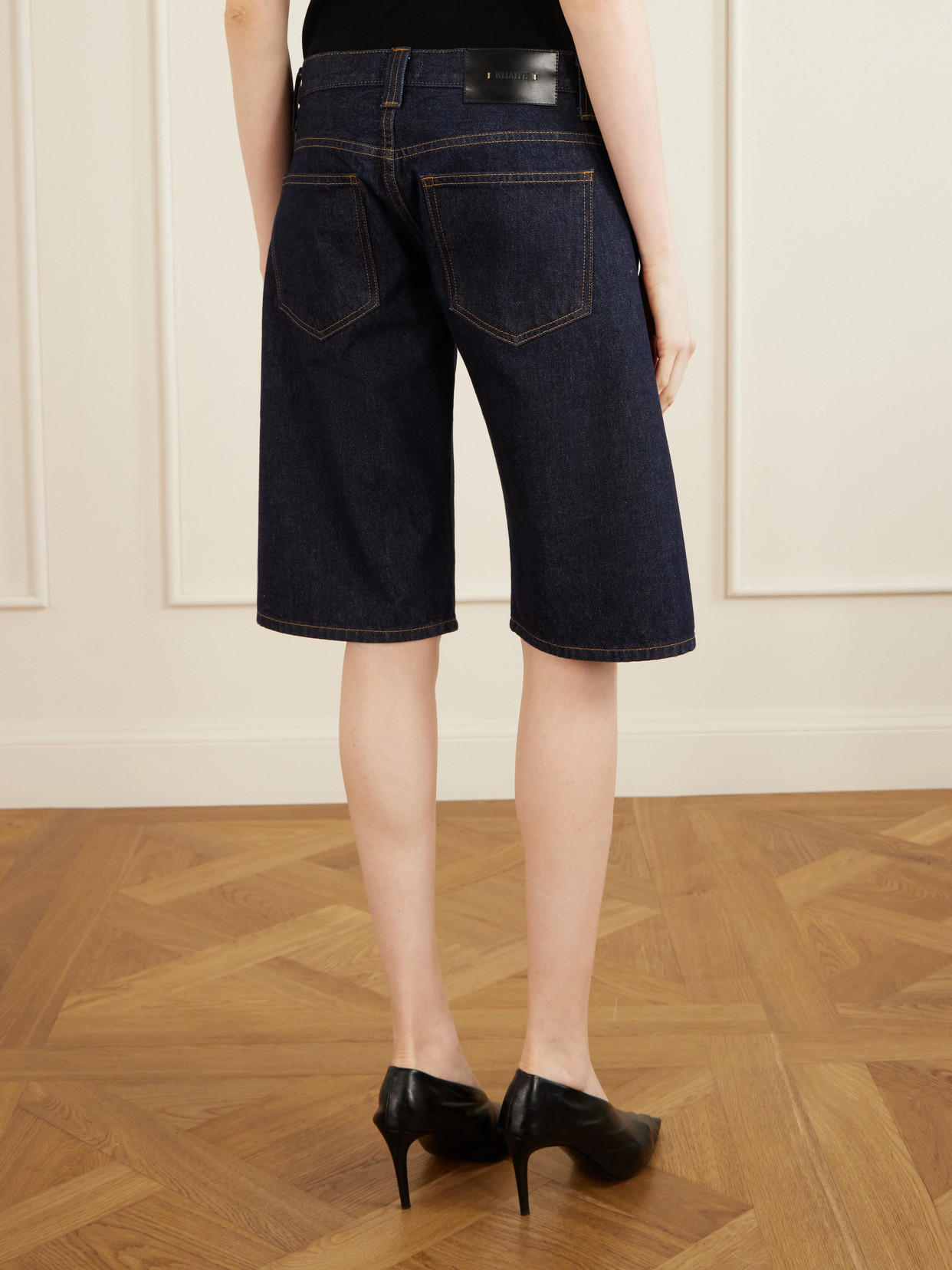 Khaite Kinga Mid-rise Straight-leg Shorts In Black